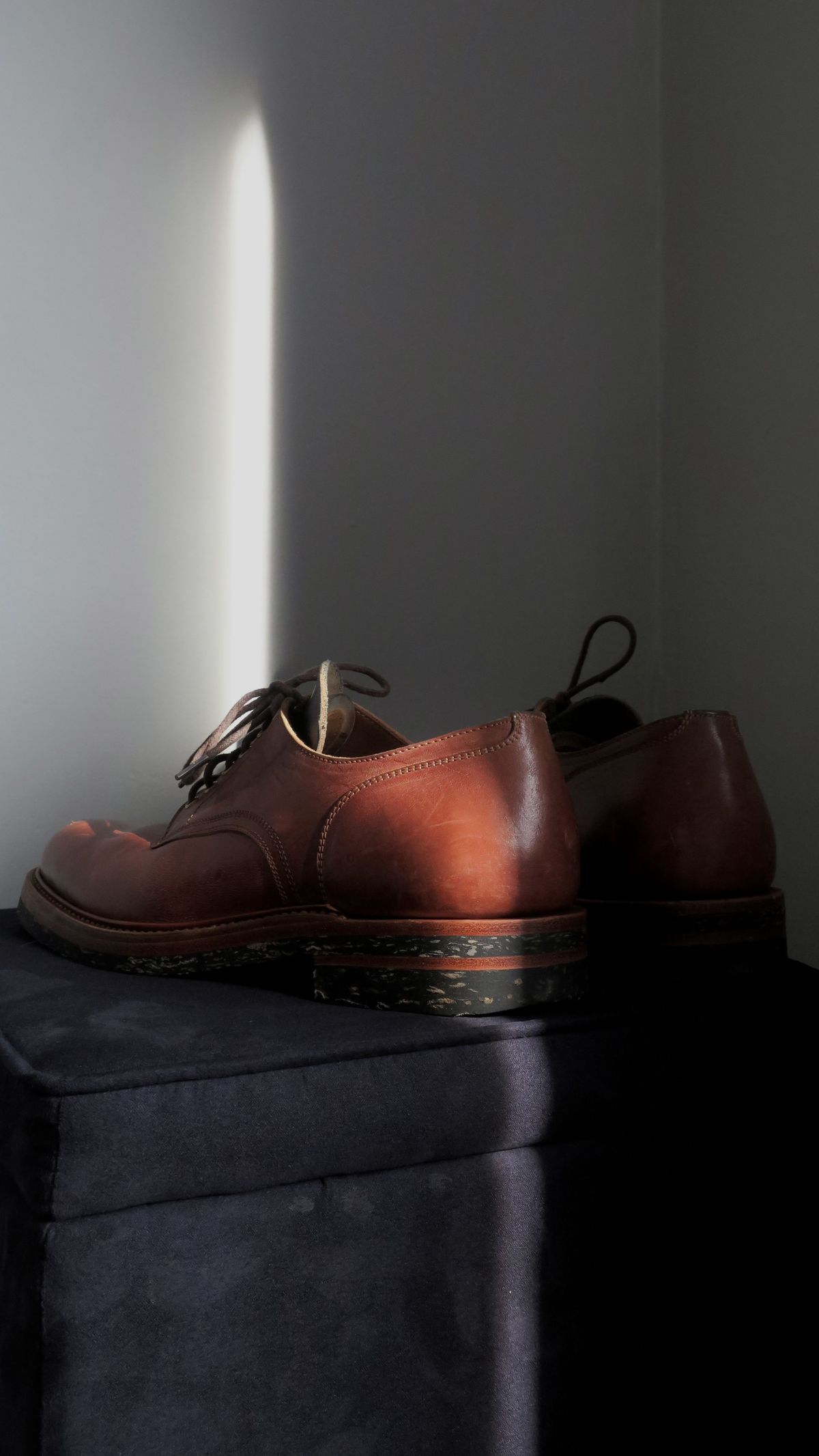 Photo by patinathunderdome on February 3, 2022 of the Sagara x Stitchdown Bandung Derby in Conceria Cloe Mahogany Horsebutt.