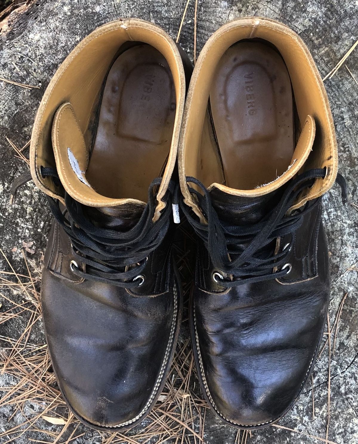 Photo by patinathunderdome on March 4, 2022 of the Viberg Service Boot in Shinki Black Latigo Teacore Horsehide.