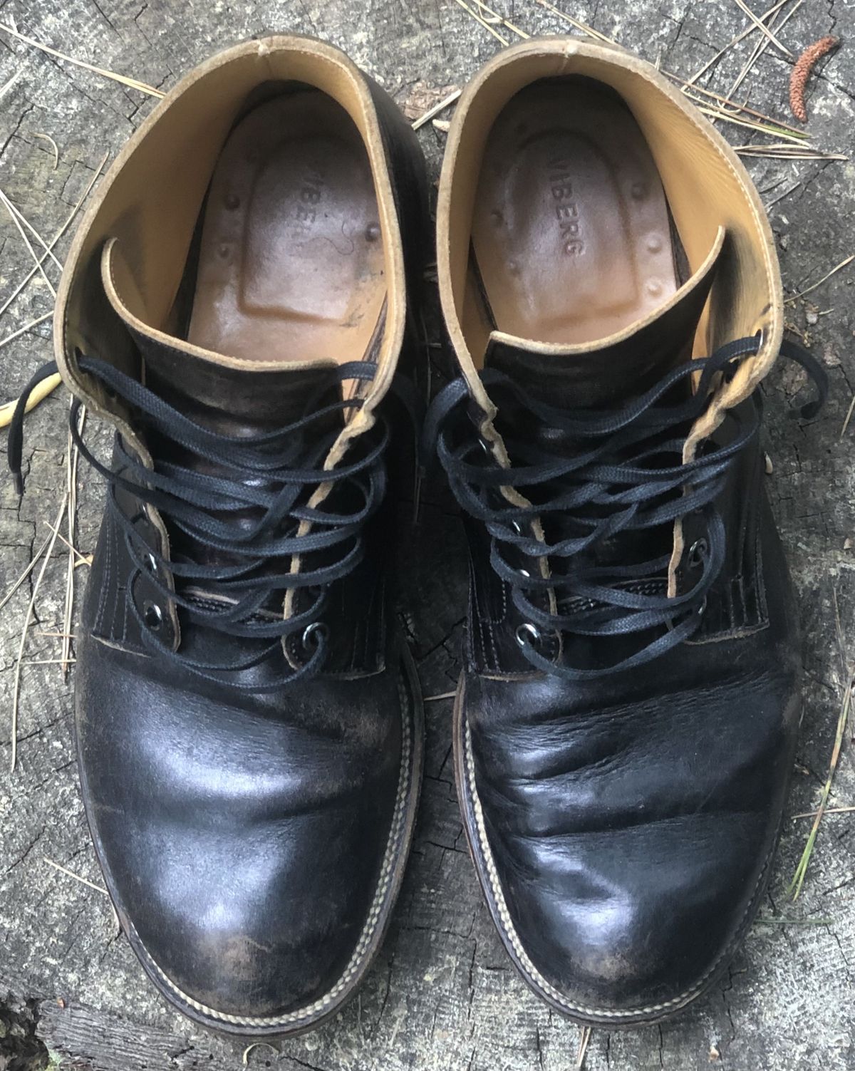 Photo by patinathunderdome on May 4, 2022 of the Viberg Service Boot in Shinki Black Latigo Teacore Horsehide.