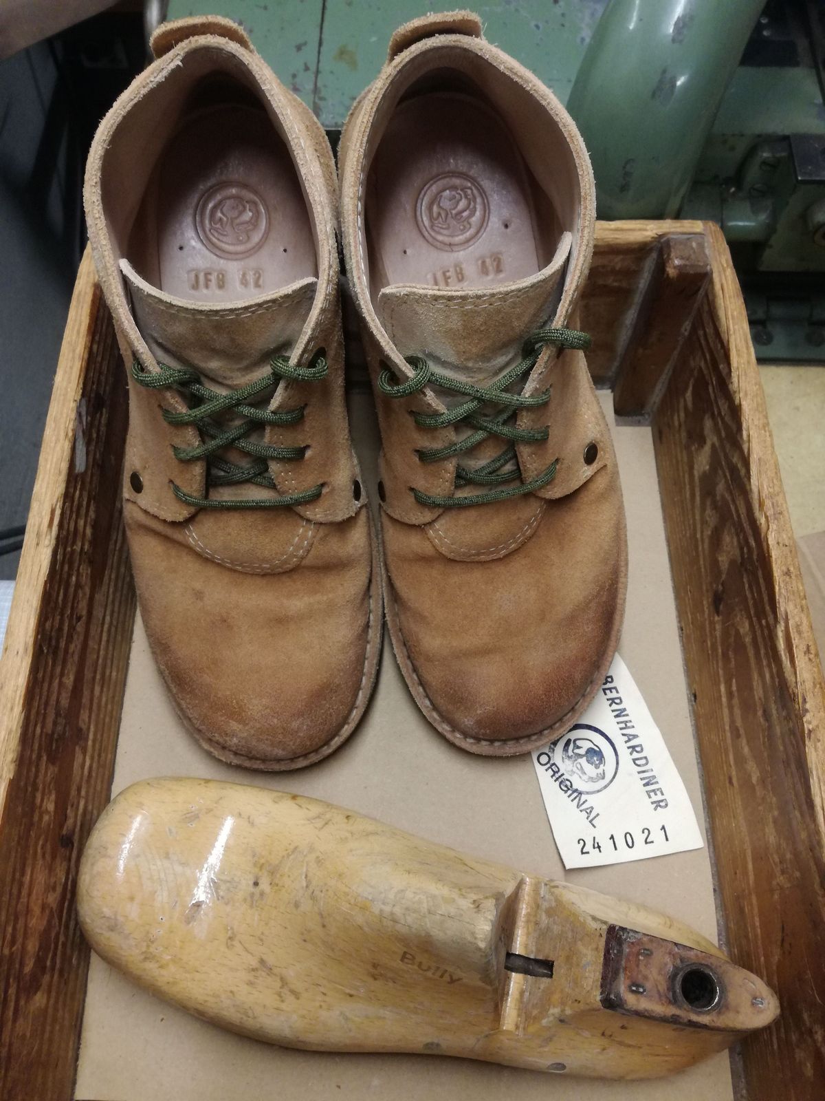 Photo by patinathunderdome on November 4, 2021 of the BERNHARDINER Schuhwerk JFB002 in David Oehler Natural V Suede.