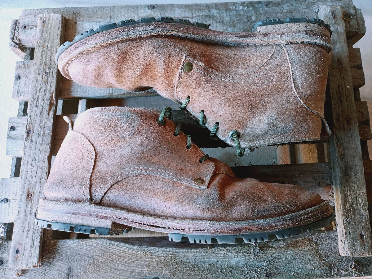 Photo by patinathunderdome on March 5, 2022 of the BERNHARDINER Schuhwerk JFB002 in David Oehler Natural V Suede.