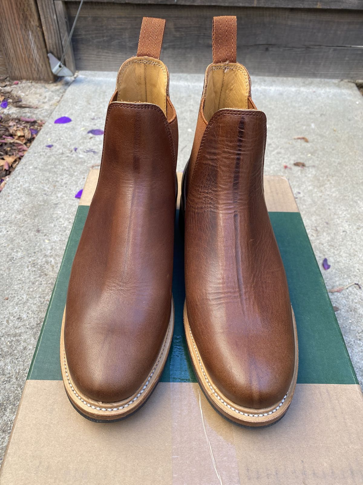 Photo by patinathunderdome on October 4, 2021 of the Viberg Chelsea in Horween Rowdy Dachshund.