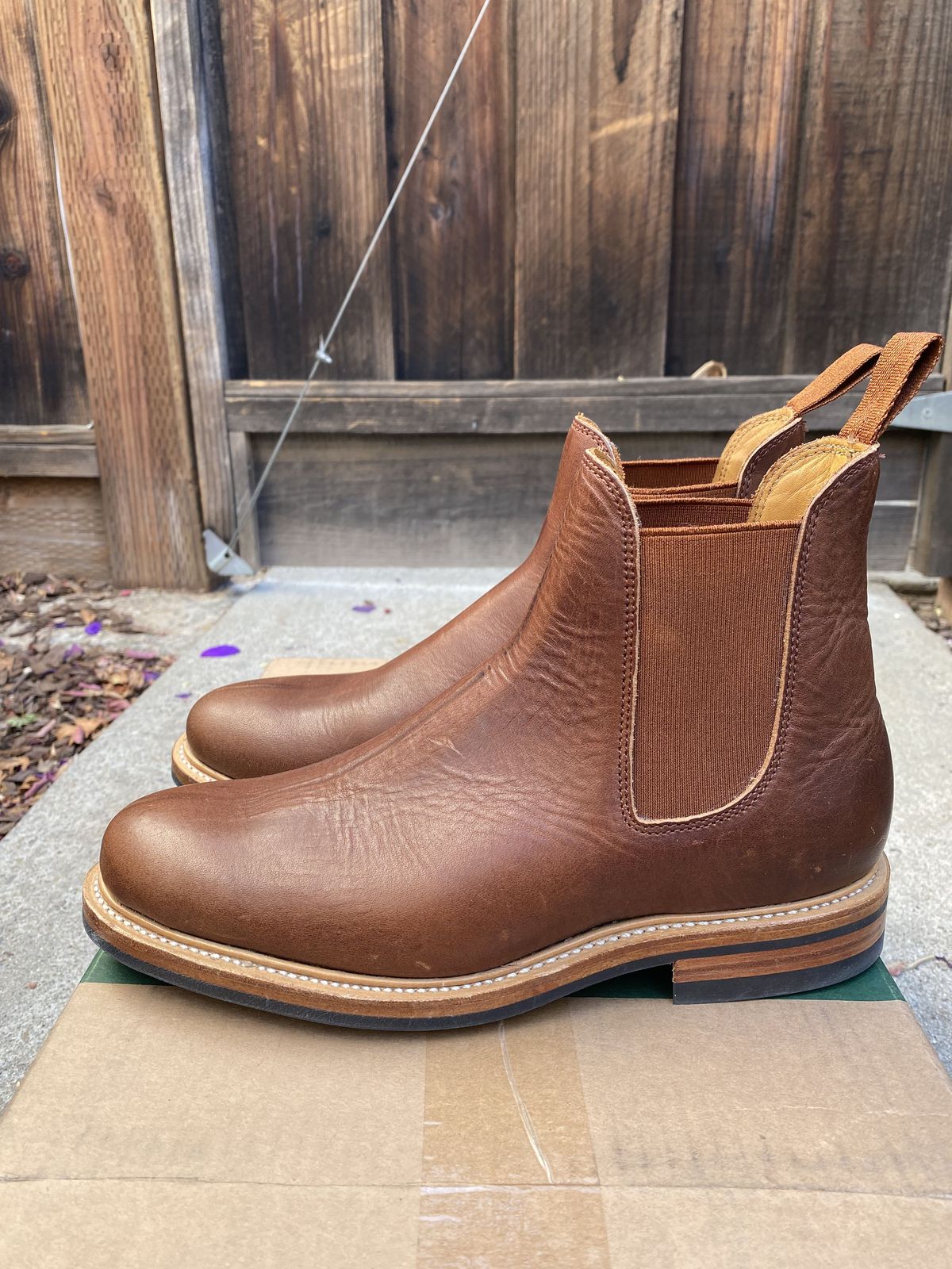 Photo by patinathunderdome on October 4, 2021 of the Viberg Chelsea in Horween Rowdy Dachshund.