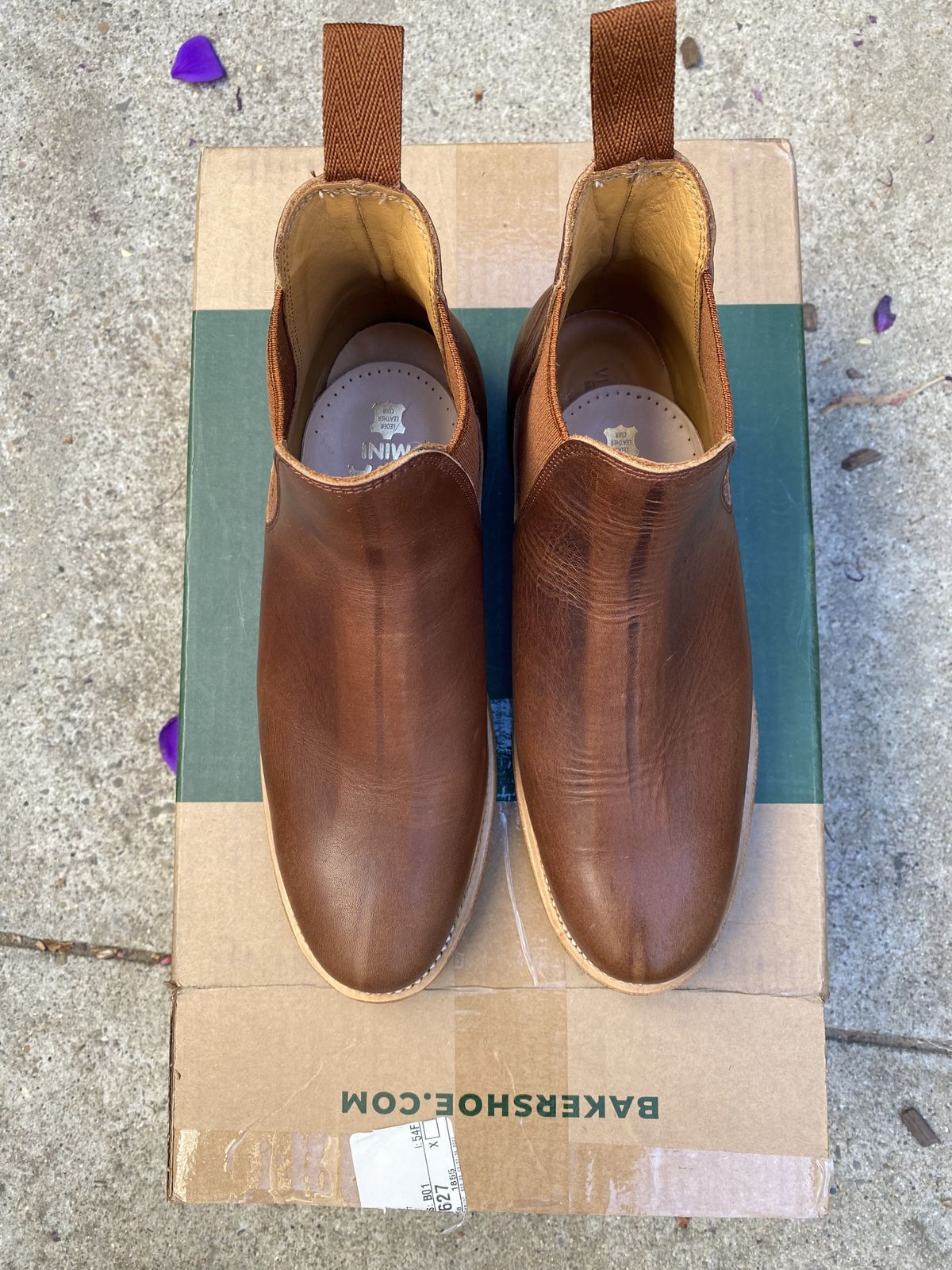 Photo by patinathunderdome on October 4, 2021 of the Viberg Chelsea in Horween Rowdy Dachshund.