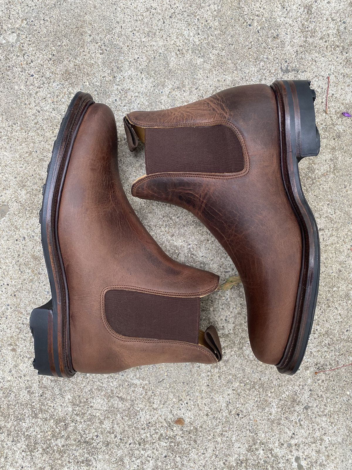 Photo by patinathunderdome on November 6, 2021 of the Viberg Chelsea in Horween Rowdy Dachshund.