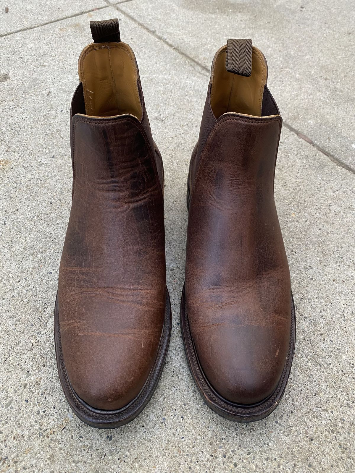 Photo by patinathunderdome on December 6, 2021 of the Viberg Chelsea in Horween Rowdy Dachshund.