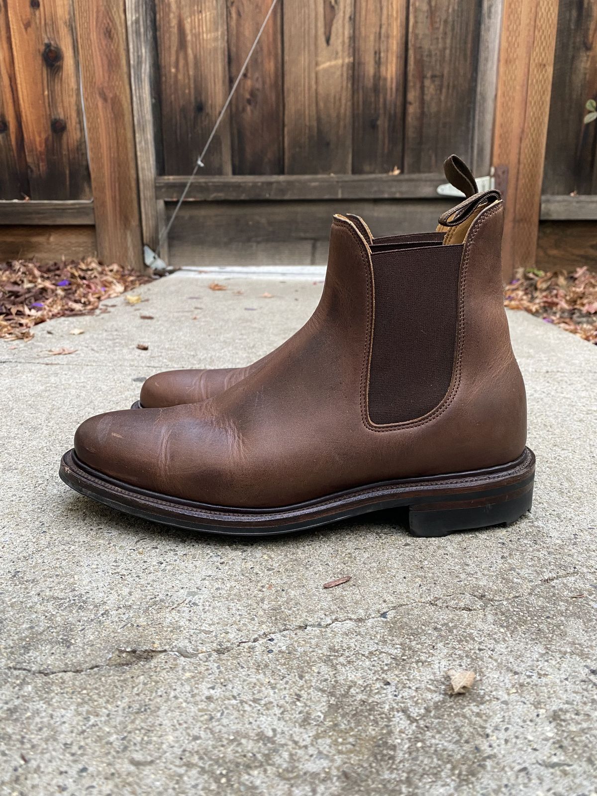 Photo by patinathunderdome on December 6, 2021 of the Viberg Chelsea in Horween Rowdy Dachshund.