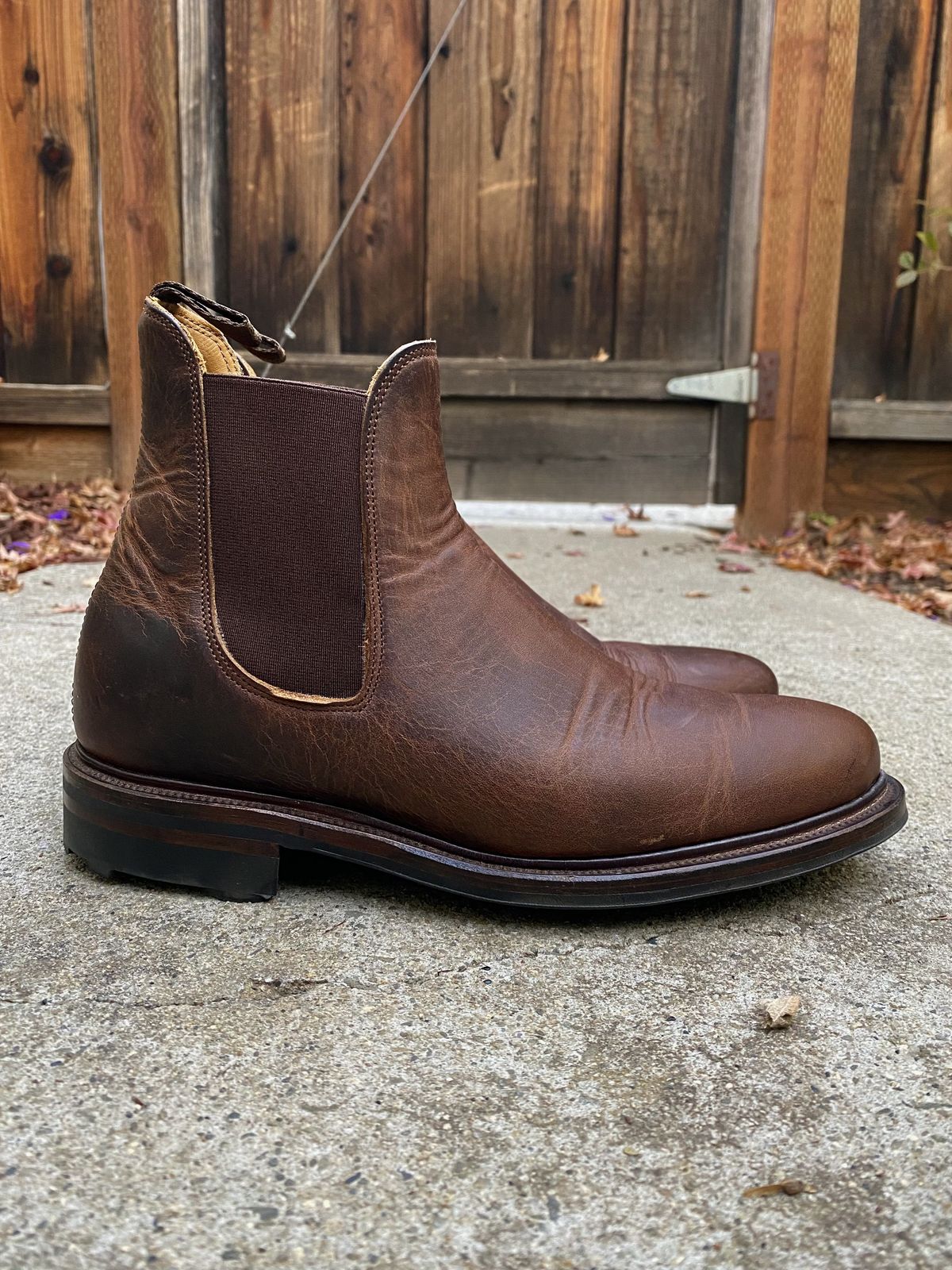 Photo by patinathunderdome on December 6, 2021 of the Viberg Chelsea in Horween Rowdy Dachshund.