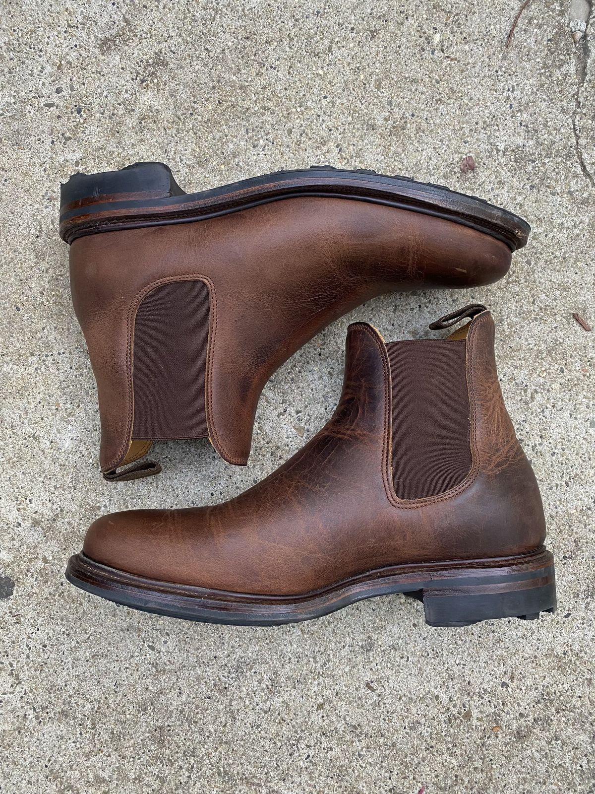 Photo by patinathunderdome on December 6, 2021 of the Viberg Chelsea in Horween Rowdy Dachshund.