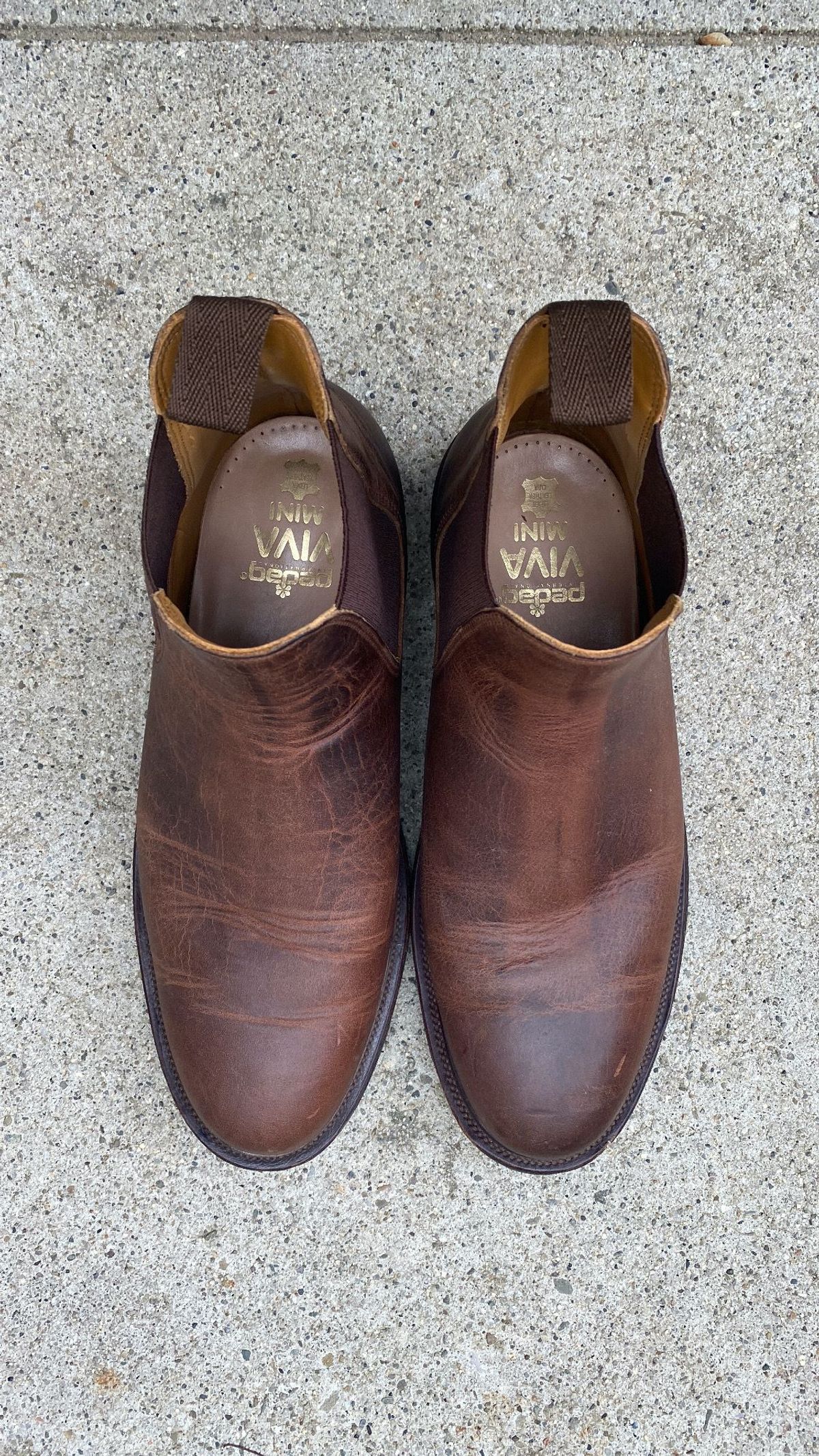 Photo by patinathunderdome on January 6, 2022 of the Viberg Chelsea in Horween Rowdy Dachshund.