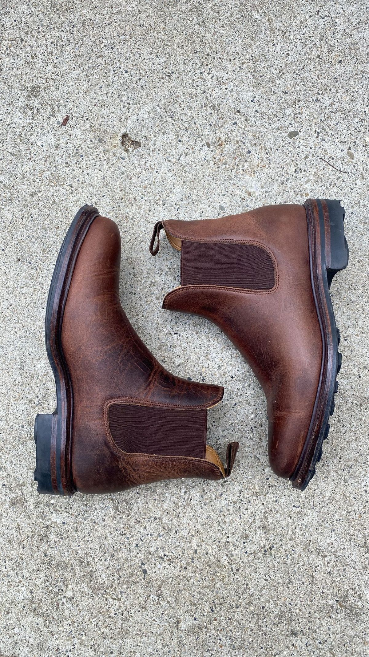 Photo by patinathunderdome on January 6, 2022 of the Viberg Chelsea in Horween Rowdy Dachshund.