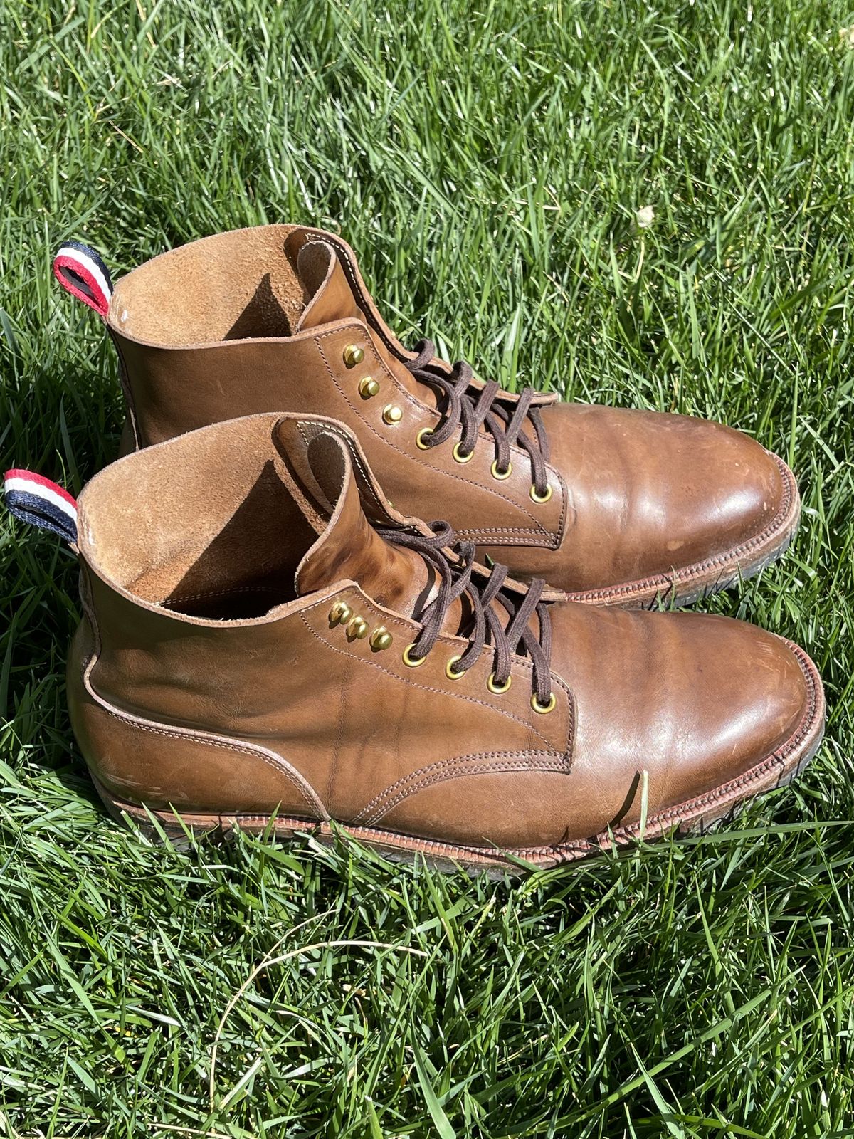 Photo by patinathunderdome on April 2, 2022 of the Iron Boots The Chosen One in Natural Italy Waxed Bullhide.