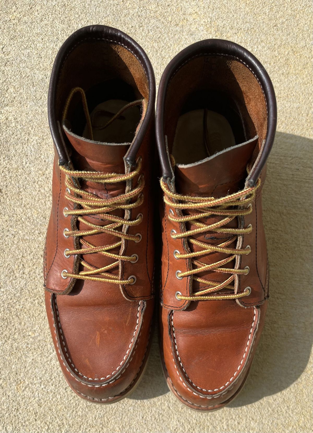 Photo by patinathunderdome on May 6, 2022 of the Red Wing 6-Inch Classic Moc in S.B. Foot Oro Legacy.