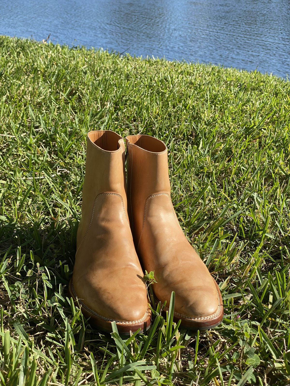 Photo by patinathunderdome on November 1, 2021 of the Benzein The Stride Side Zip Boots in Conceria Cloe Crust Shell Cordovan.