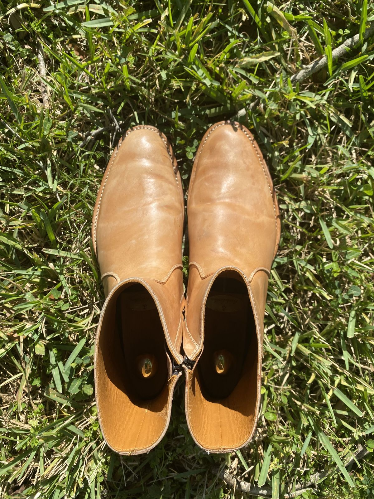 Photo by patinathunderdome on November 1, 2021 of the Benzein The Stride Side Zip Boots in Conceria Cloe Crust Shell Cordovan.