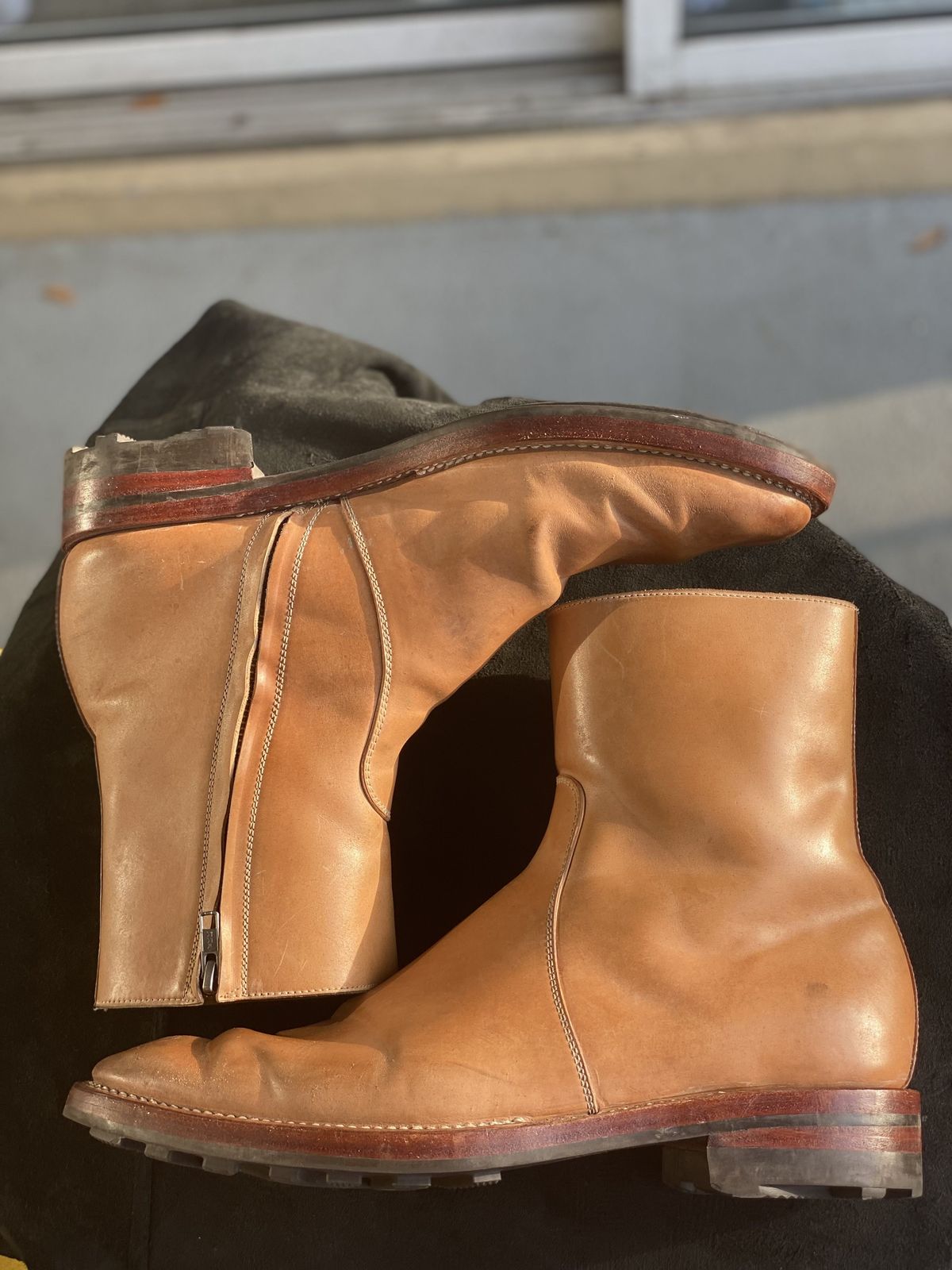 Photo by patinathunderdome on April 5, 2022 of the Benzein The Stride Side Zip Boots in Conceria Cloe Crust Shell Cordovan.