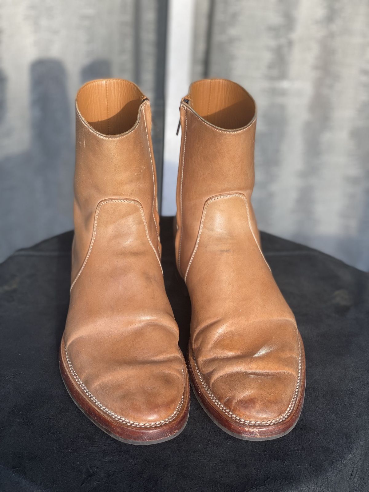 Photo by patinathunderdome on April 5, 2022 of the Benzein The Stride Side Zip Boots in Conceria Cloe Crust Shell Cordovan.