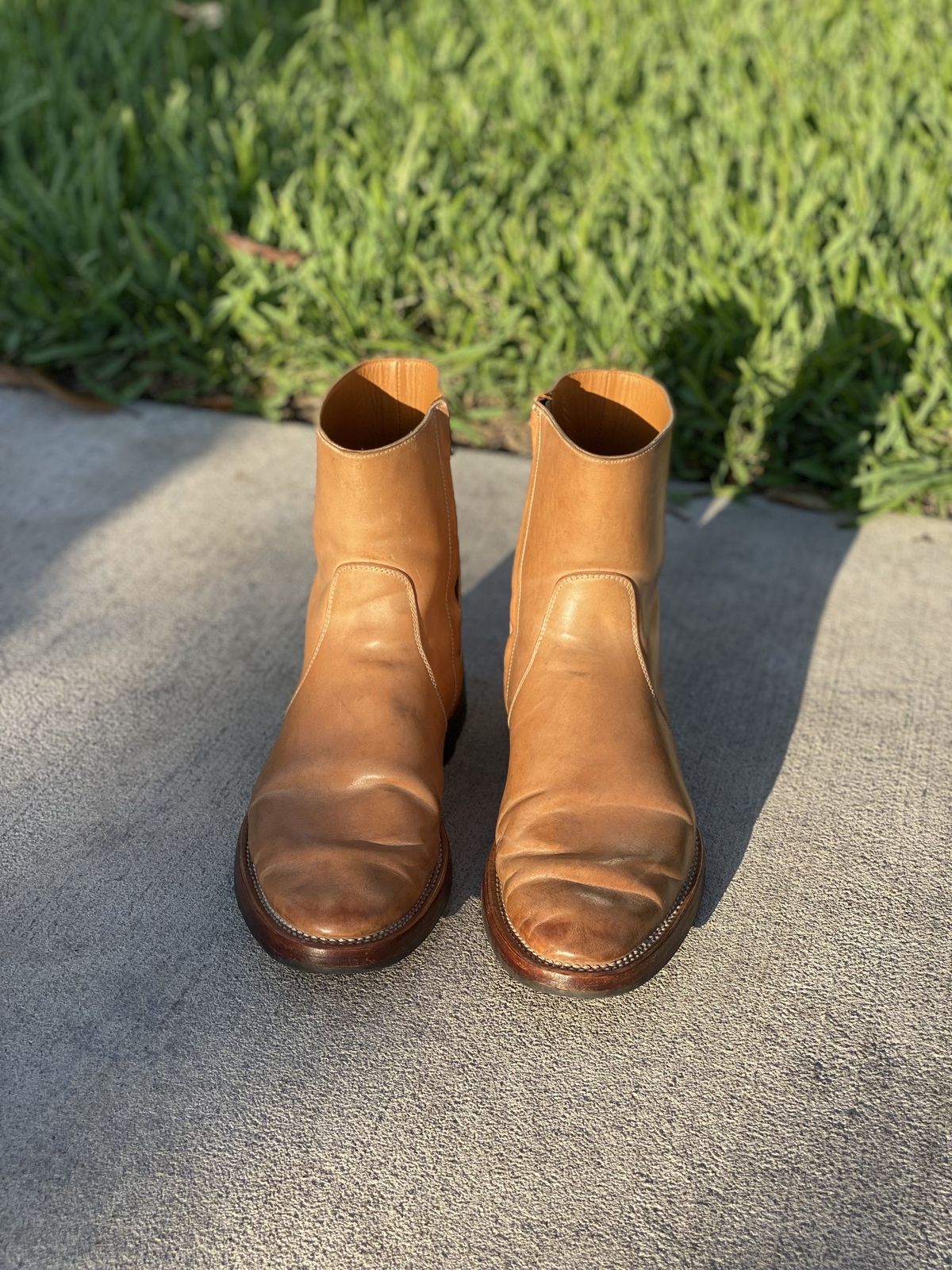 Photo by patinathunderdome on May 6, 2022 of the Benzein The Stride Side Zip Boots in Conceria Cloe Crust Shell Cordovan.