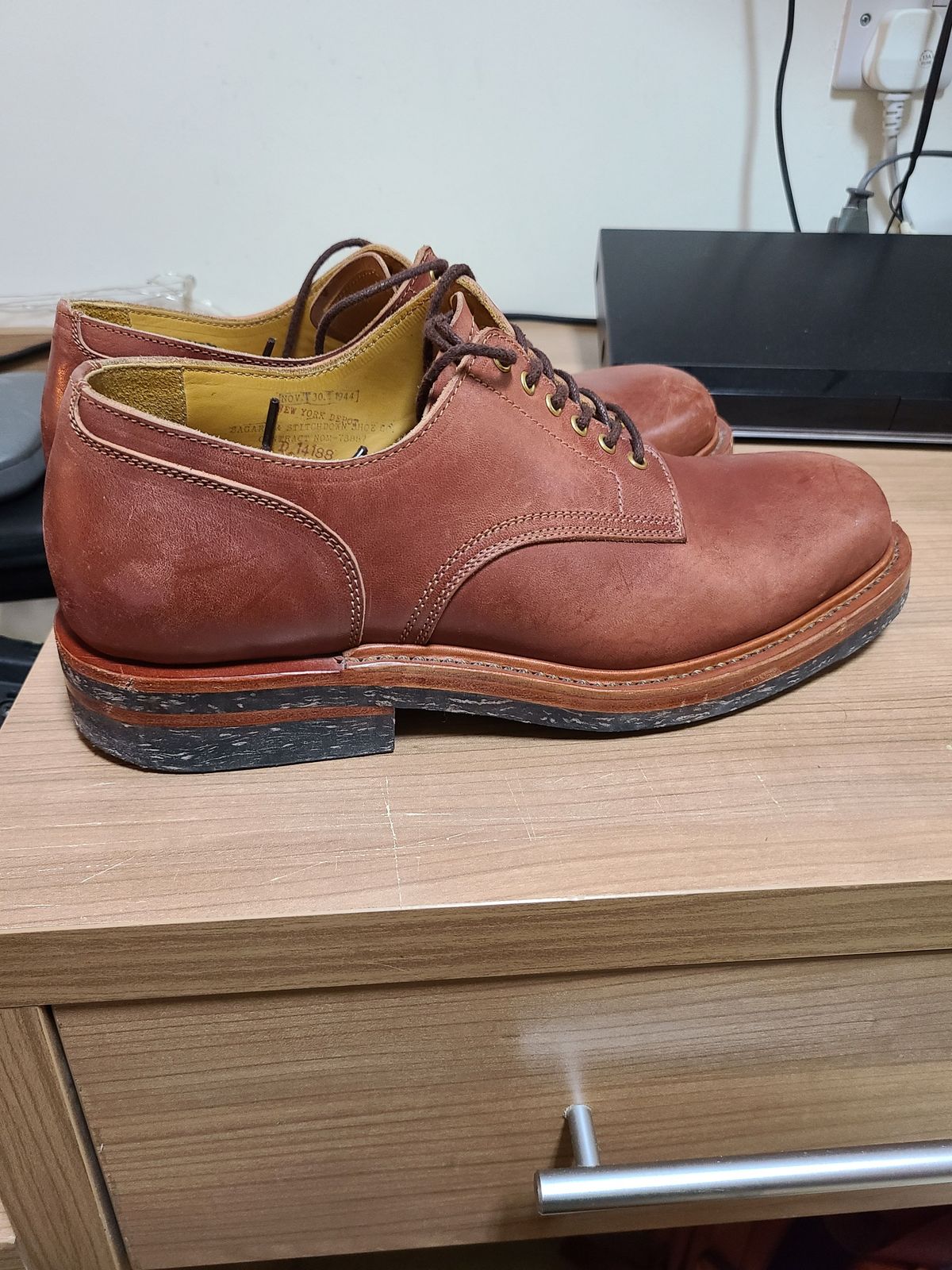 Photo by patinathunderdome on November 5, 2021 of the Sagara x Stitchdown Bandung Derby in Conceria Cloe Mahogany Horsebutt.