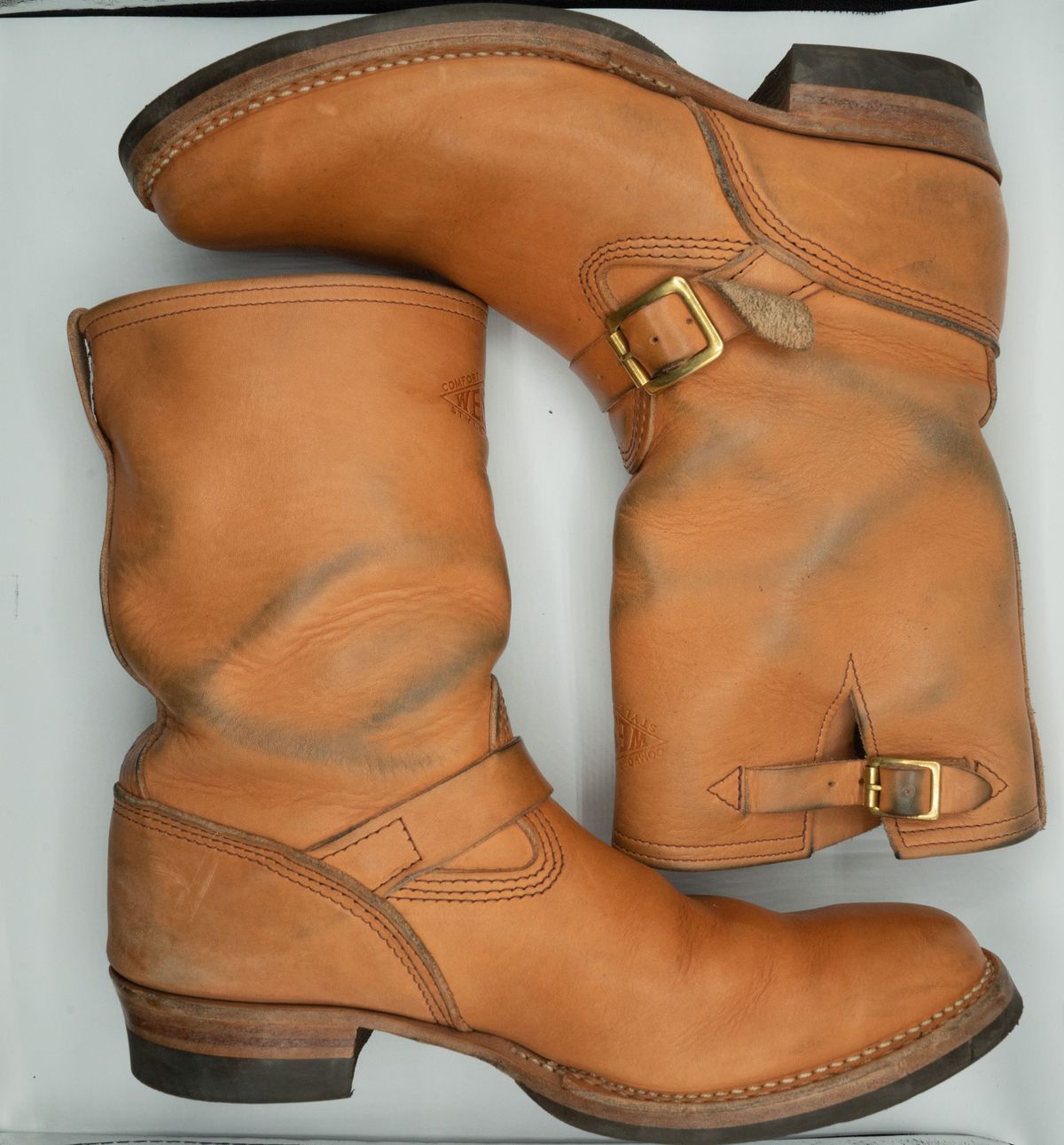 Photo by patinathunderdome on November 4, 2021 of the Wesco Mister Lou in Horween Natural Essex.