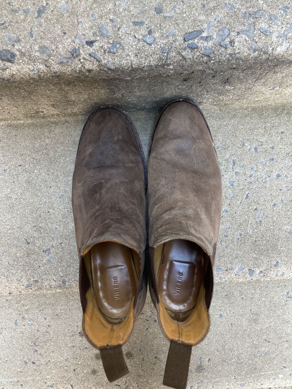 Photo by patinathunderdome on November 4, 2021 of the Viberg Chelsea in Maryam Walnut Waxed Reverse Horsebutt.