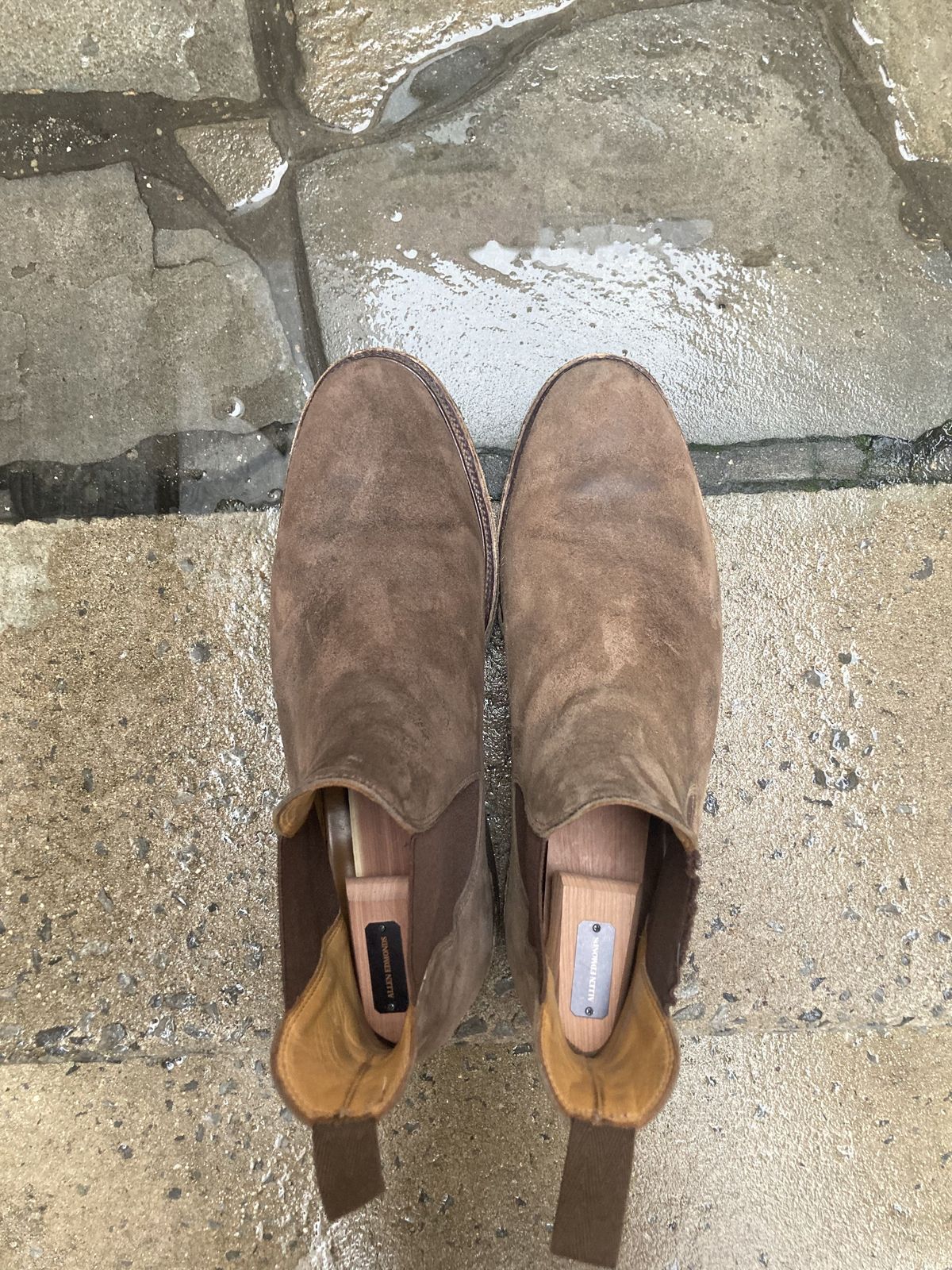 Photo by patinathunderdome on January 5, 2022 of the Viberg Chelsea in Maryam Walnut Waxed Reverse Horsebutt.