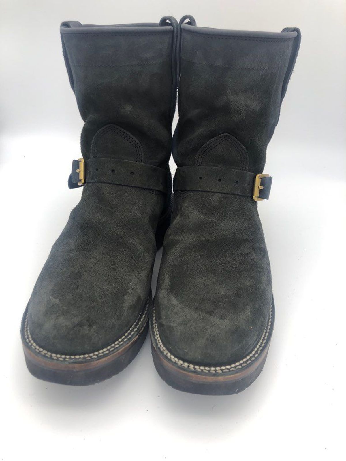 Photo by patinathunderdome on December 2, 2021 of the Viberg Engineer in Maryam Black Vitello Calf Nubuck.