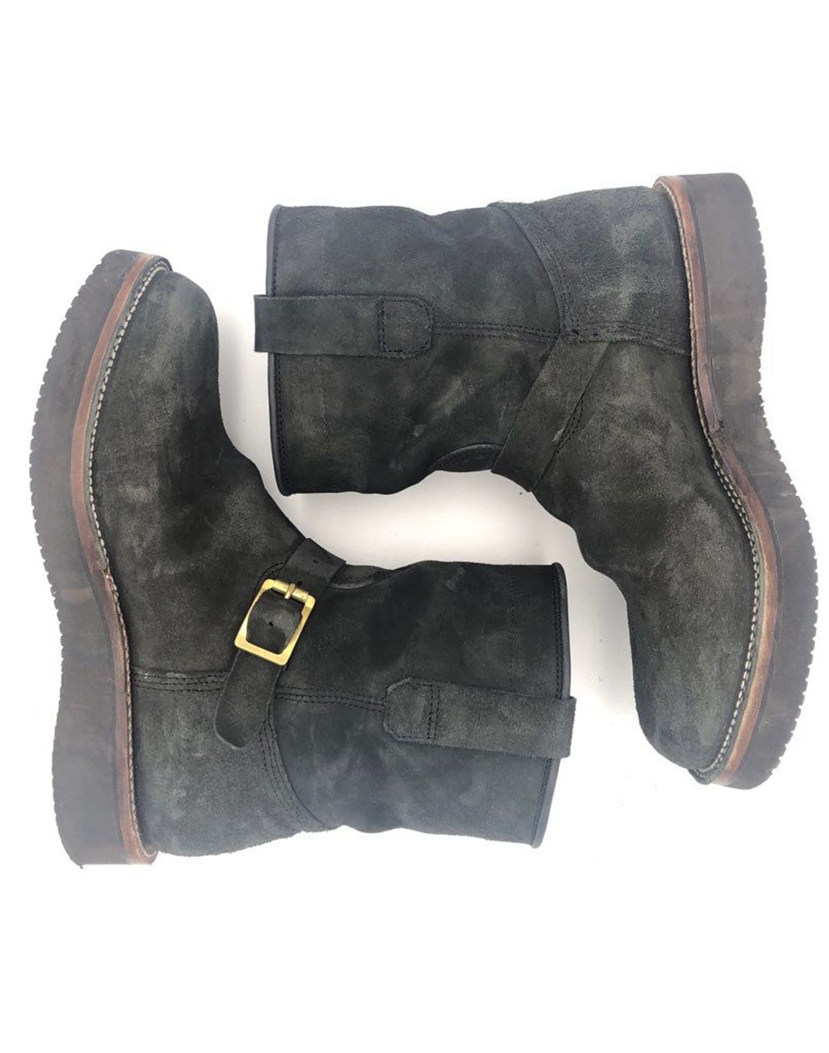 Photo by patinathunderdome on December 2, 2021 of the Viberg Engineer in Maryam Black Vitello Calf Nubuck.