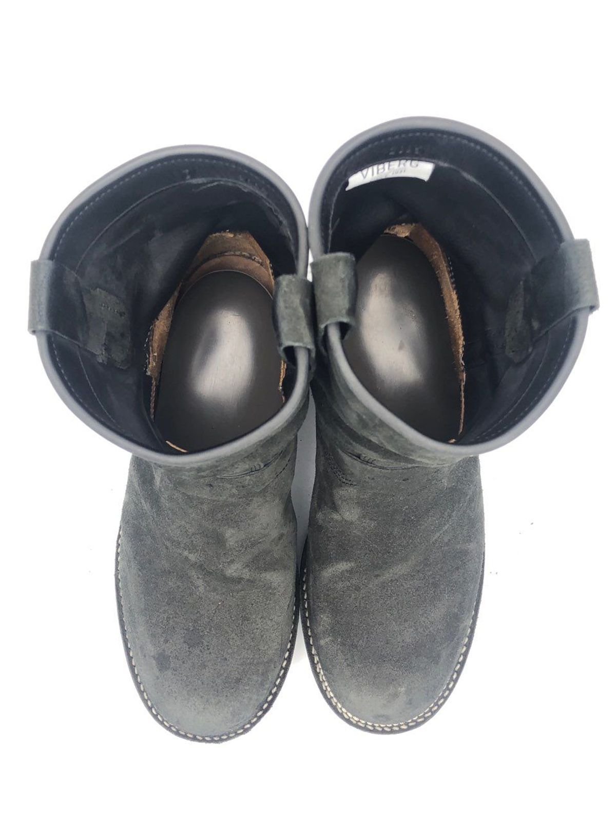Photo by patinathunderdome on January 2, 2022 of the Viberg Engineer in Maryam Black Vitello Calf Nubuck.