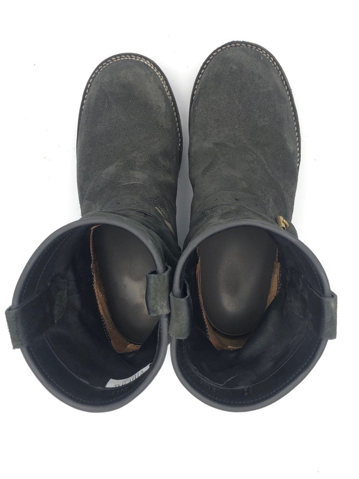 Photo by patinathunderdome on February 5, 2022 of the Viberg Engineer in Maryam Black Vitello Calf Nubuck.