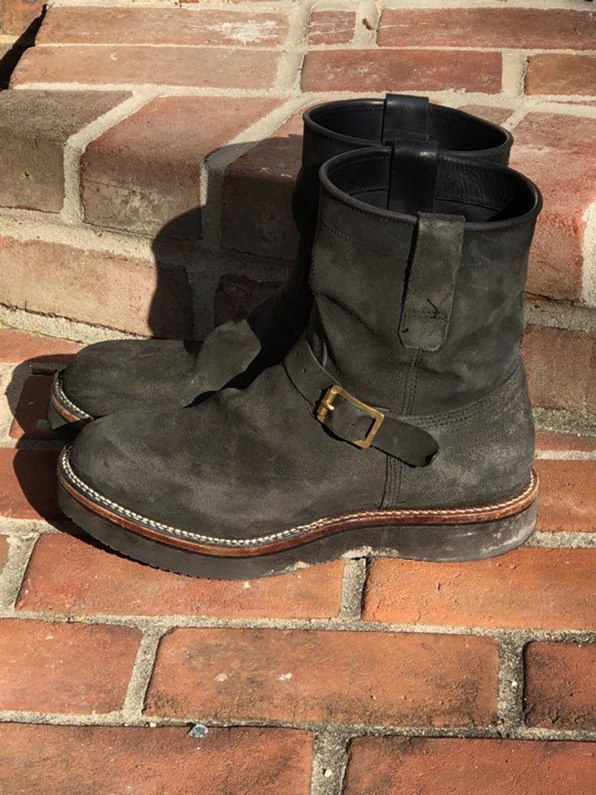 Photo by patinathunderdome on March 1, 2022 of the Viberg Engineer in Maryam Black Vitello Calf Nubuck.