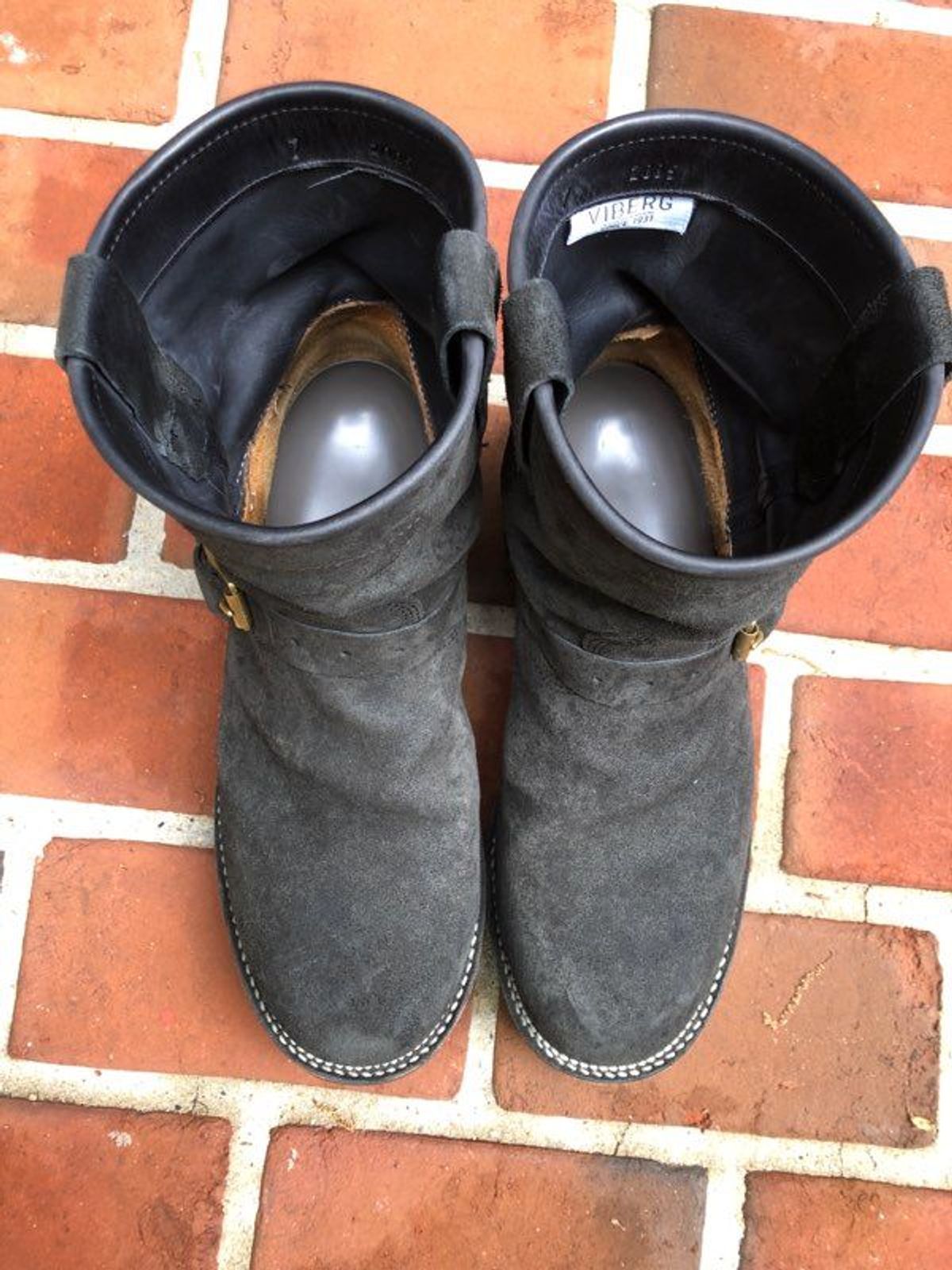 Photo by patinathunderdome on May 5, 2022 of the Viberg Engineer in Maryam Black Vitello Calf Nubuck.