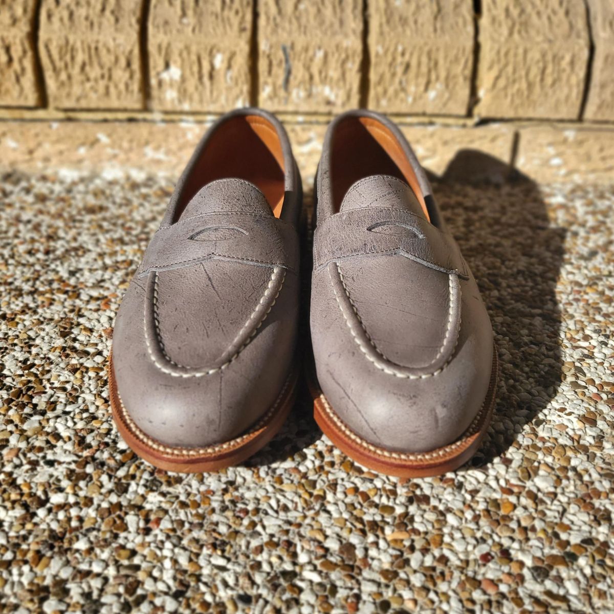 Photo by patinathunderdome on October 8, 2021 of the Grant Stone Traveler Penny in C.F. Stead Grey Classic Kudu.