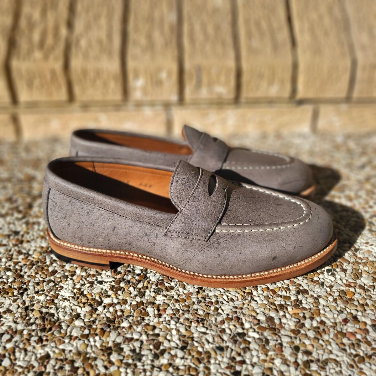 Photo by patinathunderdome on October 8, 2021 of the Grant Stone Traveler Penny in C.F. Stead Grey Classic Kudu.