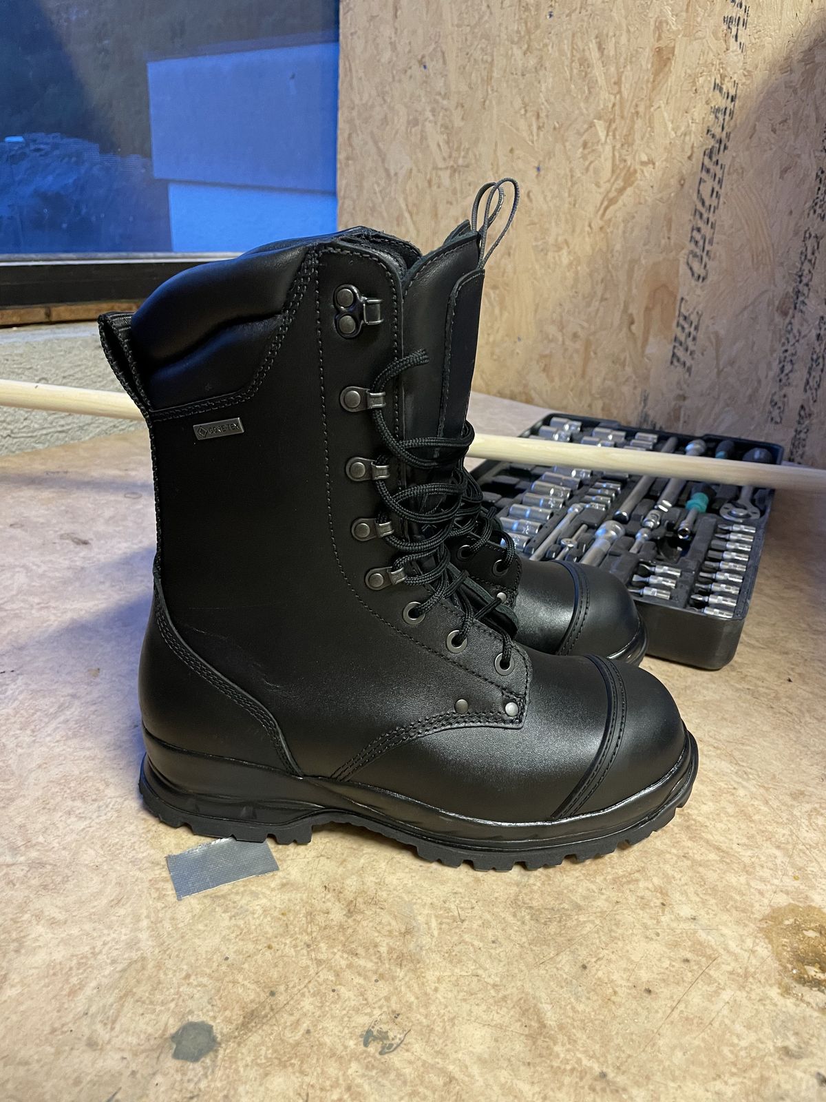 Photo by patinathunderdome on October 1, 2021 of the ALFA Støvel GTX Vern in Black Full Grain.