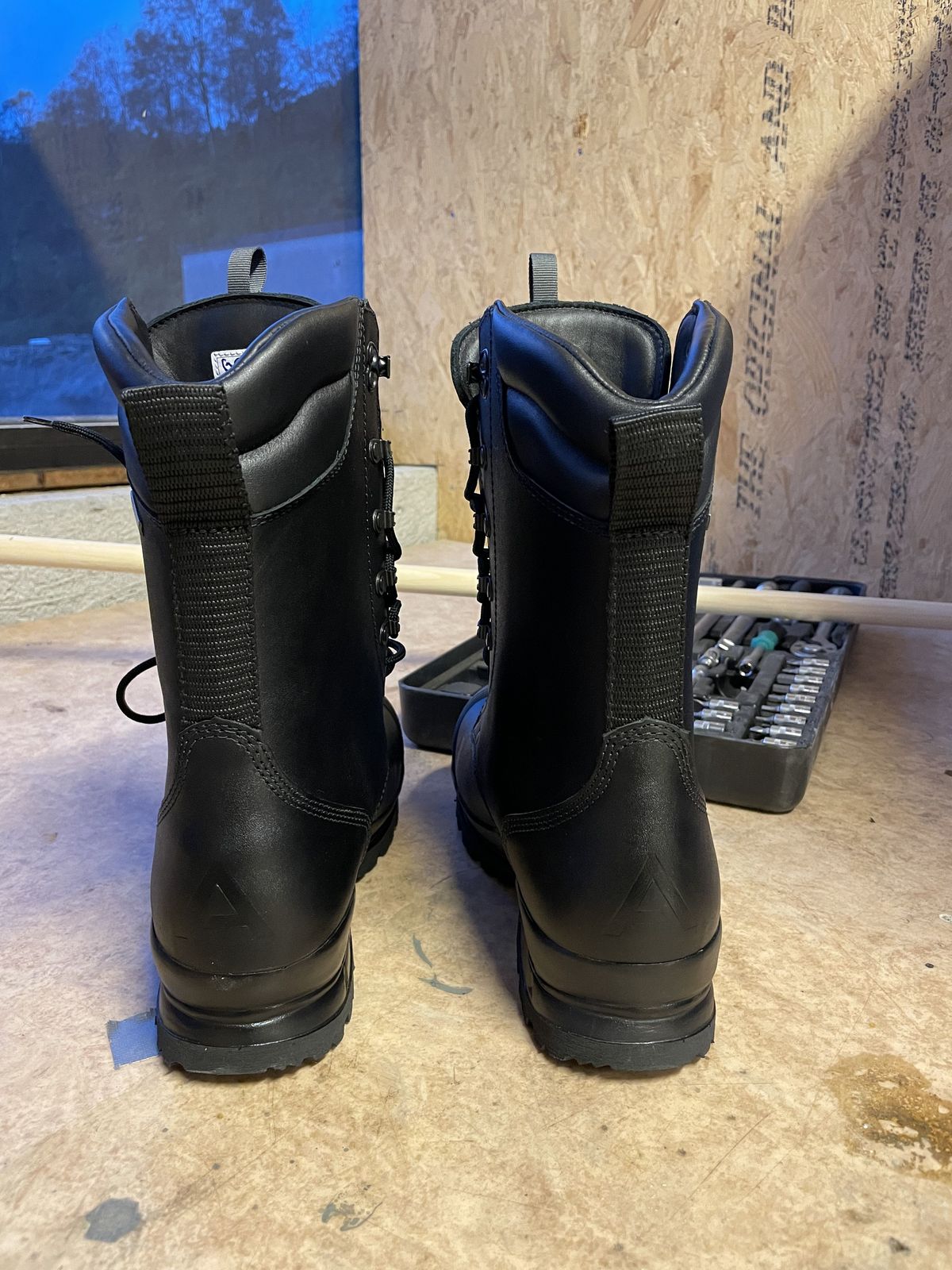 Photo by patinathunderdome on October 1, 2021 of the ALFA Støvel GTX Vern in Black Full Grain.