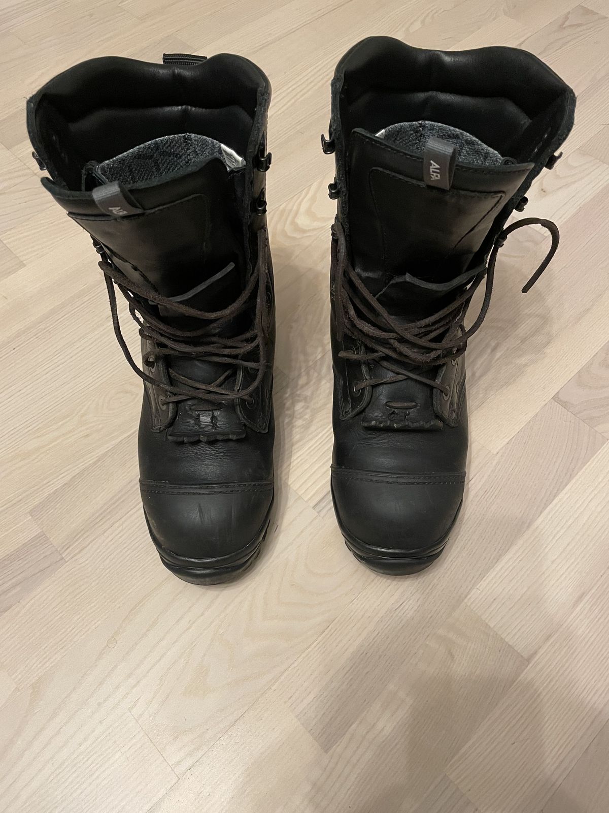 Photo by patinathunderdome on November 3, 2021 of the ALFA Støvel GTX Vern in Black Full Grain.