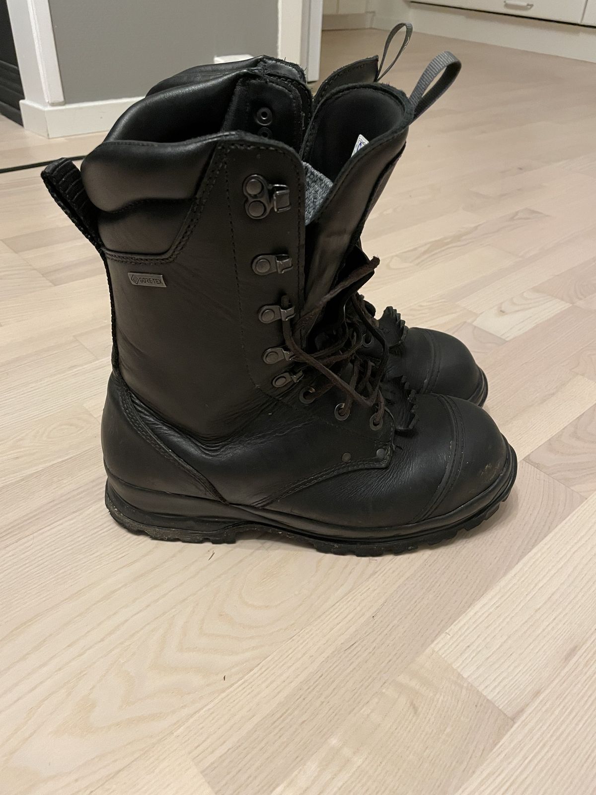 Photo by patinathunderdome on November 3, 2021 of the ALFA Støvel GTX Vern in Black Full Grain.