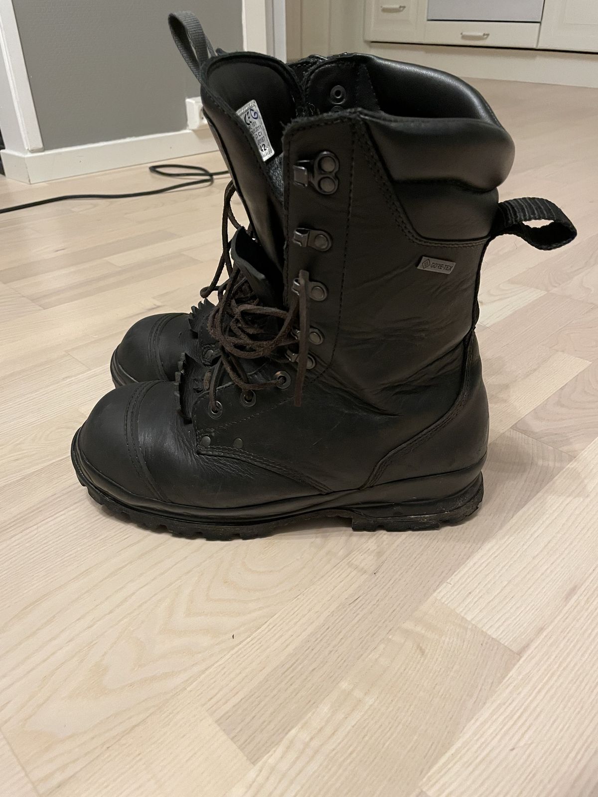 Photo by patinathunderdome on November 3, 2021 of the ALFA Støvel GTX Vern in Black Full Grain.