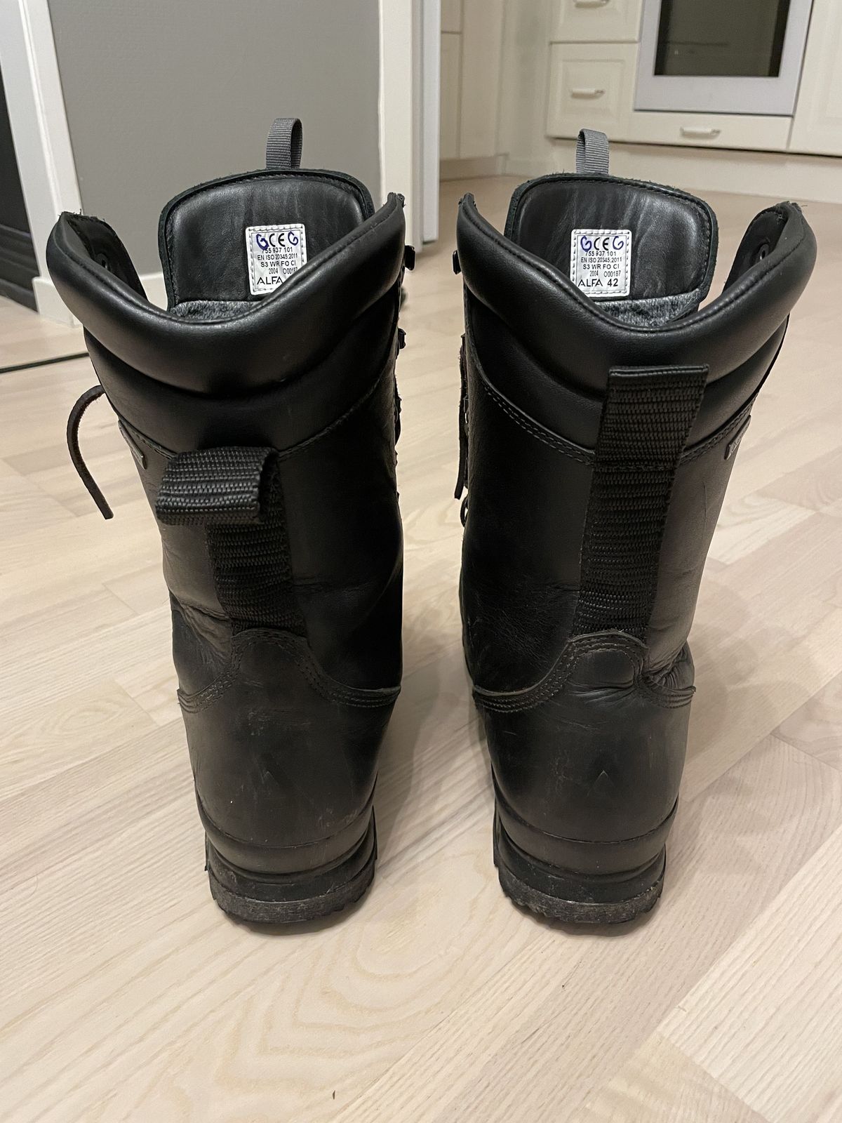Photo by patinathunderdome on November 3, 2021 of the ALFA Støvel GTX Vern in Black Full Grain.