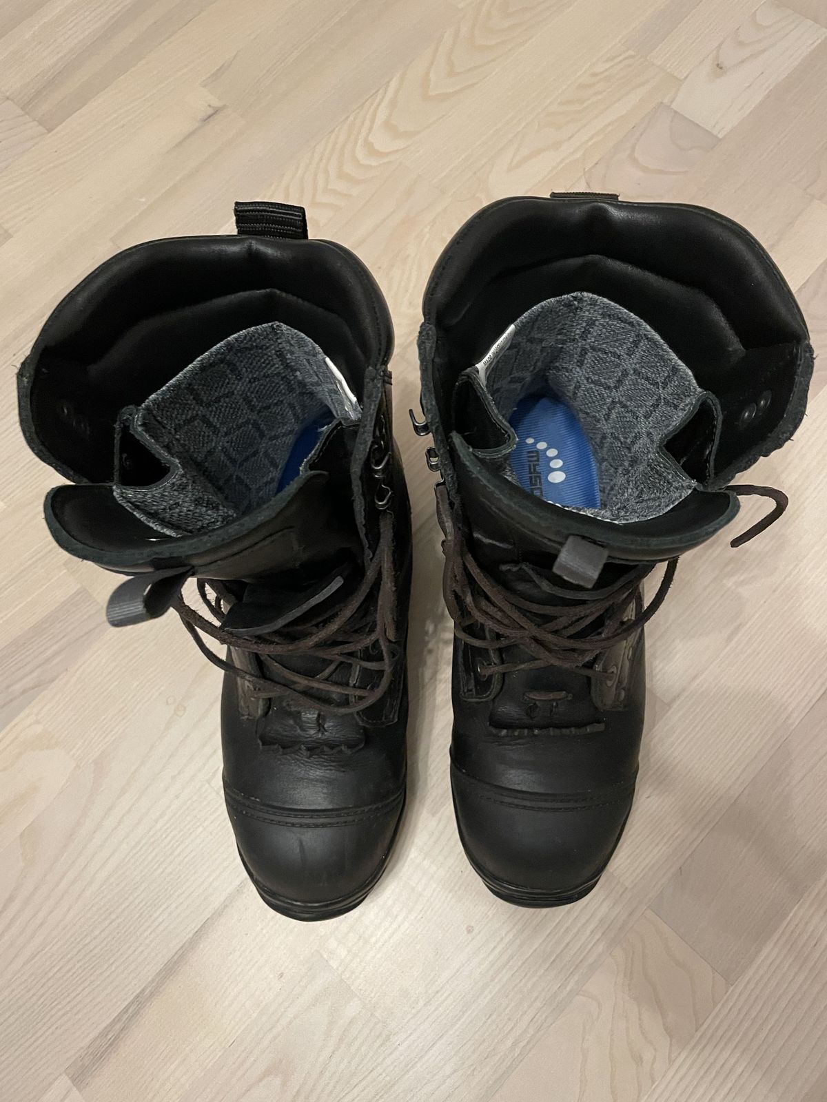 Photo by patinathunderdome on November 3, 2021 of the ALFA Støvel GTX Vern in Black Full Grain.