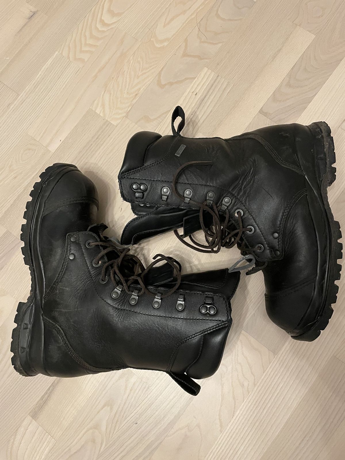 Photo by patinathunderdome on November 3, 2021 of the ALFA Støvel GTX Vern in Black Full Grain.