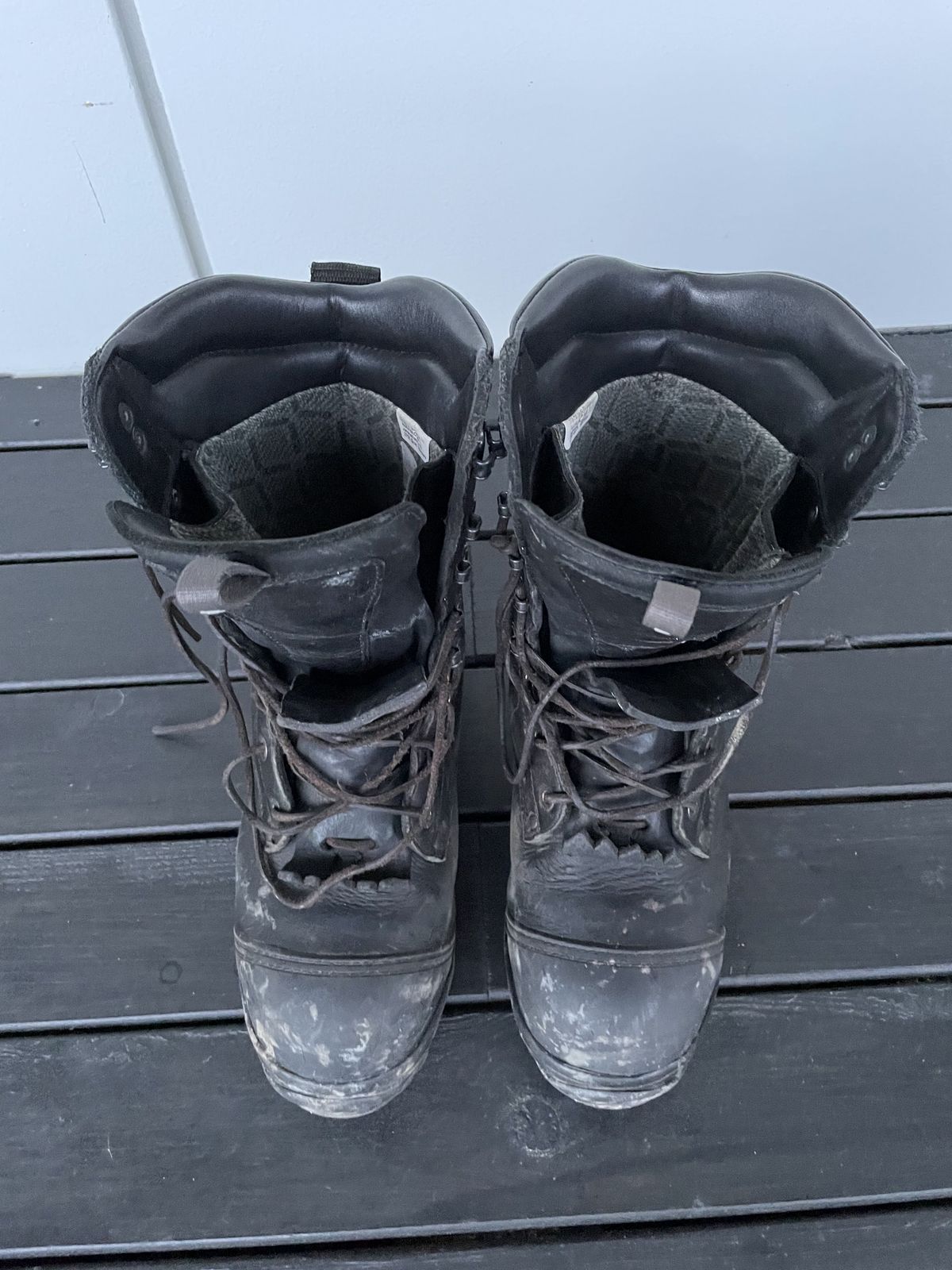 Photo by patinathunderdome on January 3, 2022 of the ALFA Støvel GTX Vern in Black Full Grain.