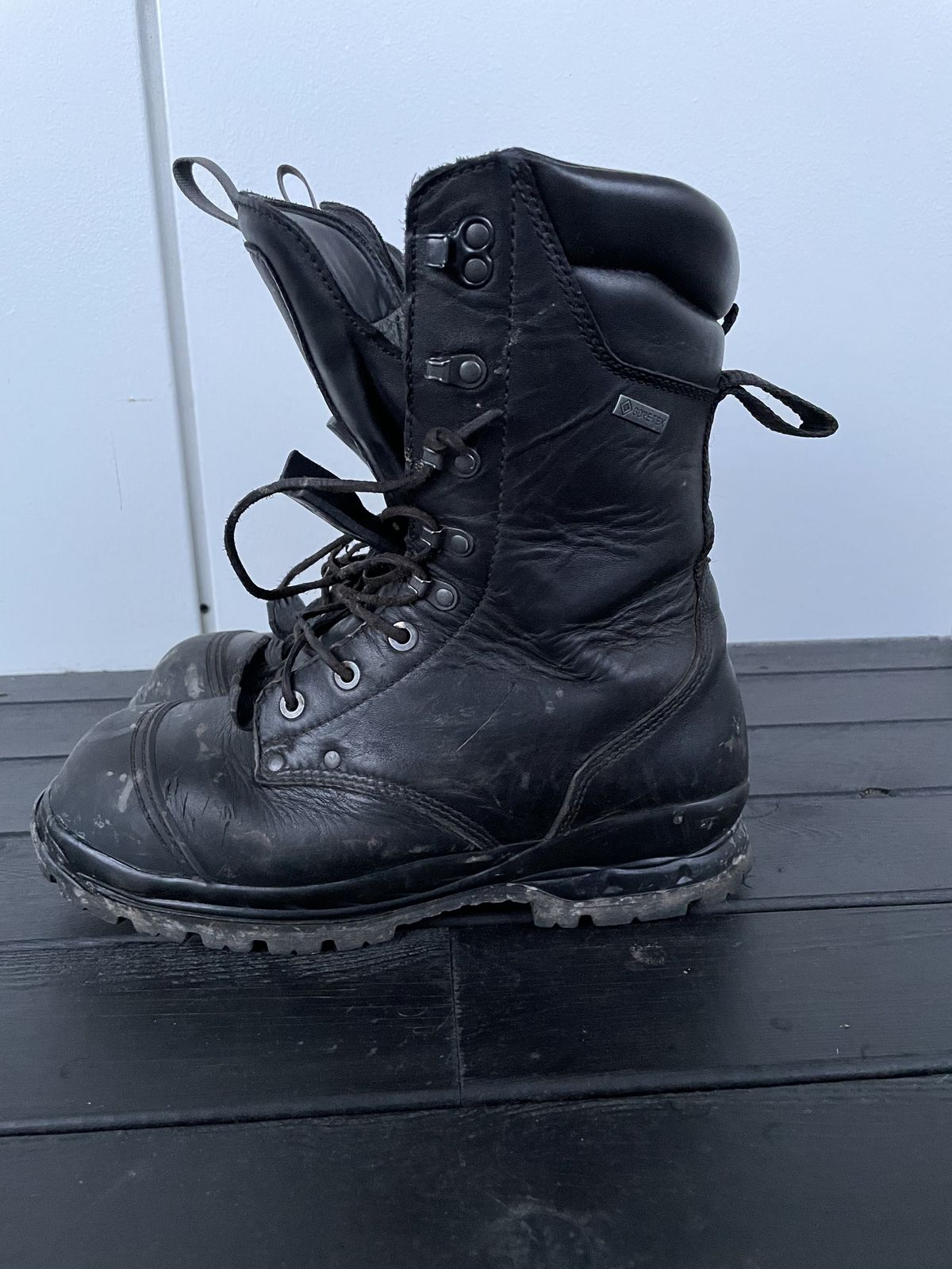 Photo by patinathunderdome on January 3, 2022 of the ALFA Støvel GTX Vern in Black Full Grain.