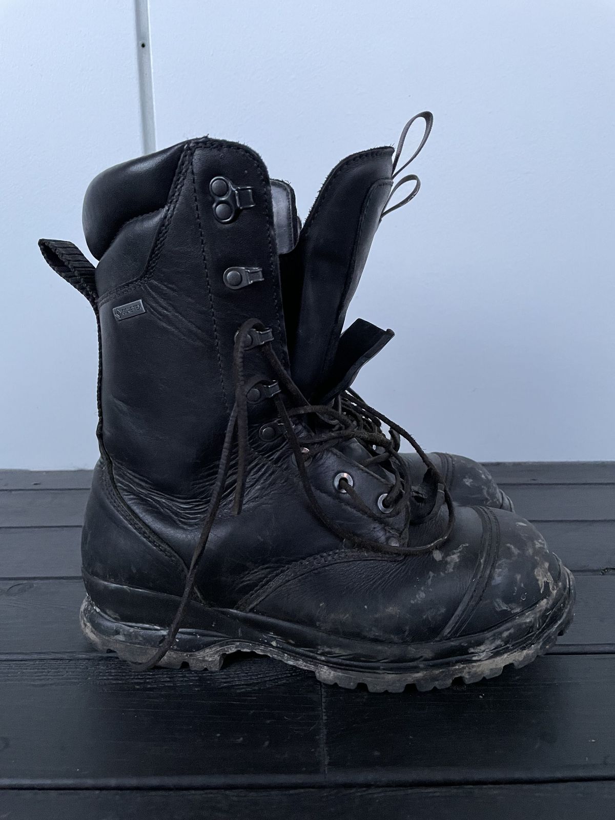 Photo by patinathunderdome on January 3, 2022 of the ALFA Støvel GTX Vern in Black Full Grain.