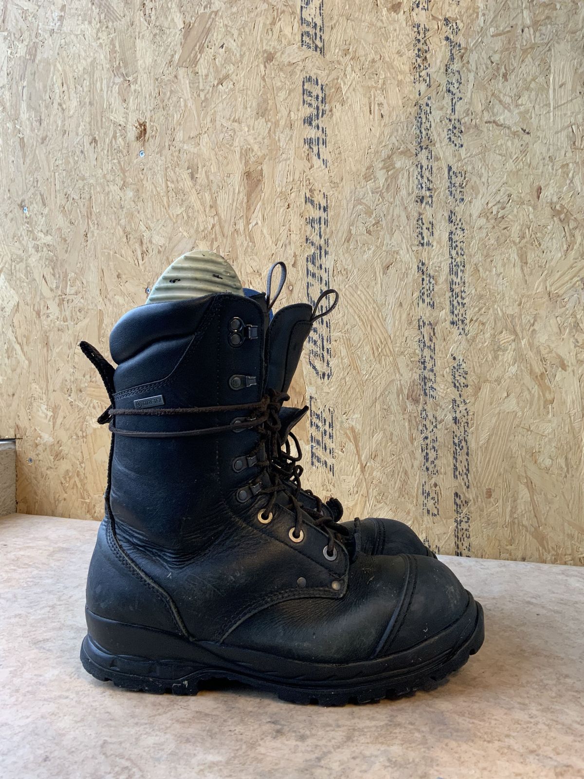Photo by patinathunderdome on February 3, 2022 of the ALFA Støvel GTX Vern in Black Full Grain.