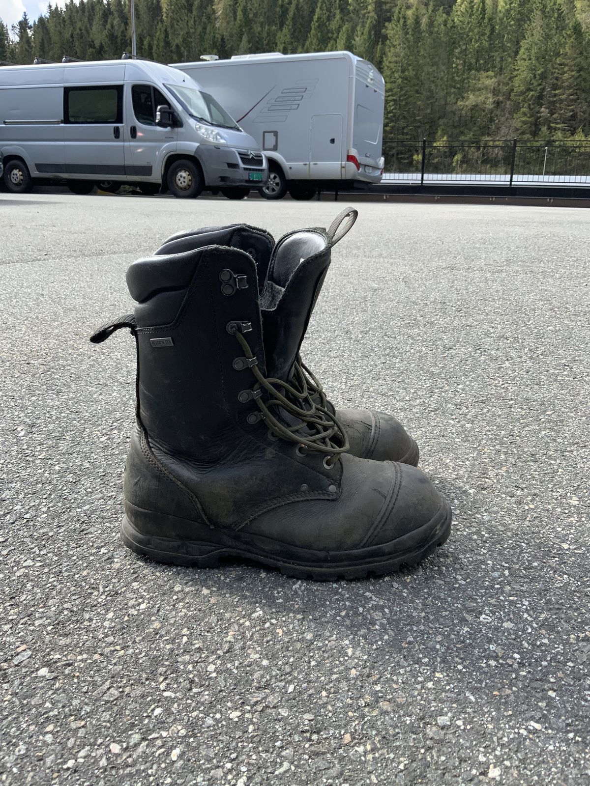 Photo by patinathunderdome on May 3, 2022 of the ALFA Støvel GTX Vern in Black Full Grain.