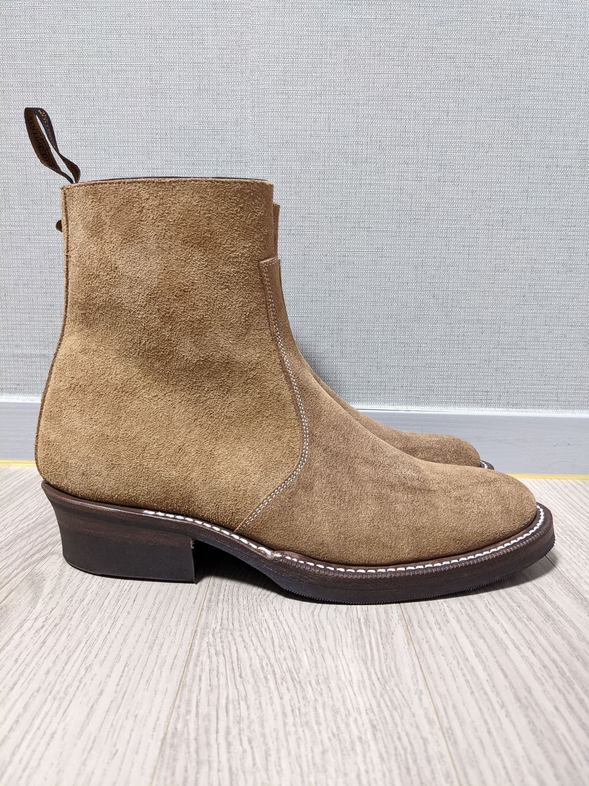 Photo by patinathunderdome on October 1, 2021 of the Rolling Dub Trio Gleaners Zip in Horween Natural Chromexcel Roughout.