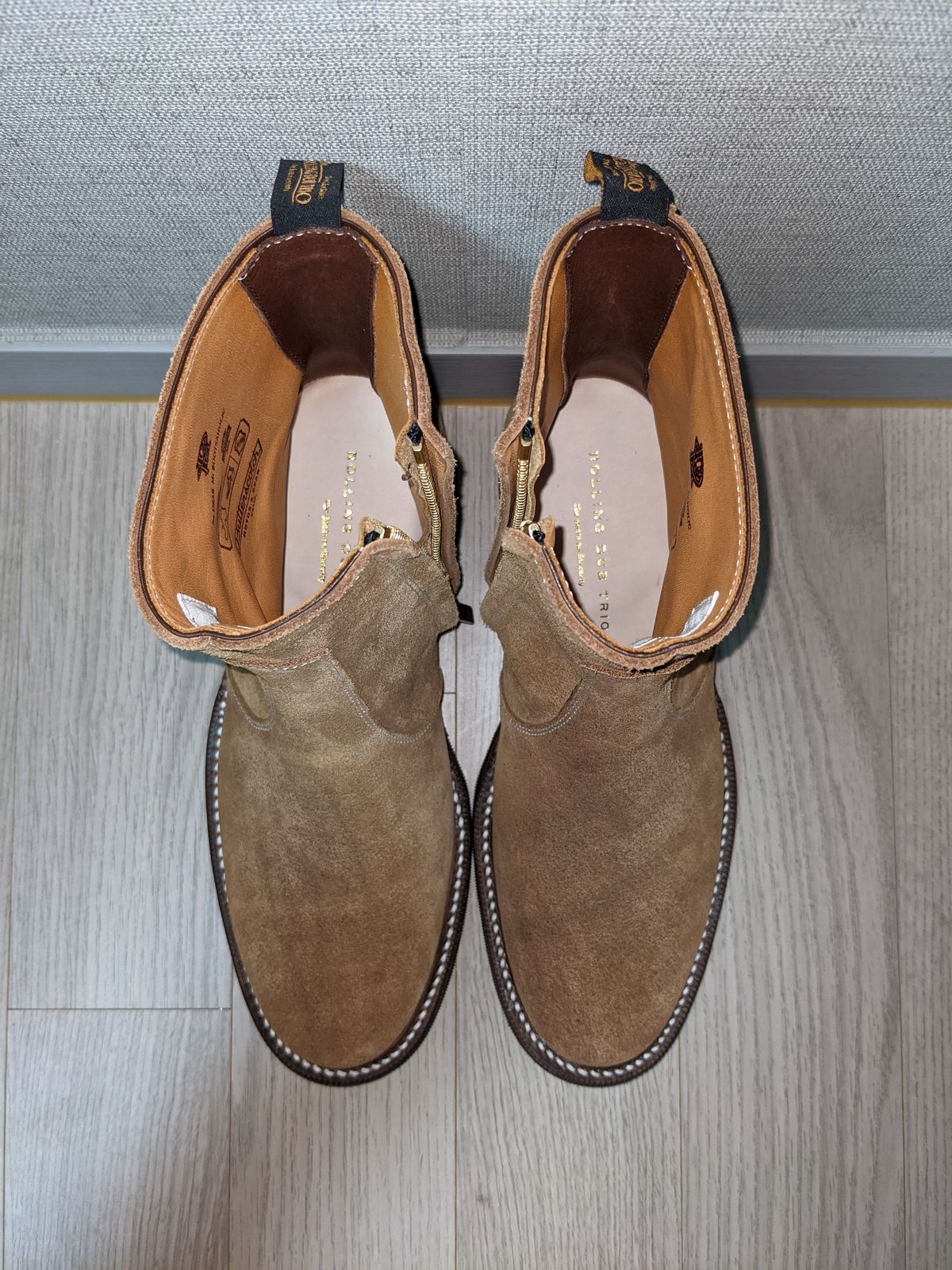 Photo by patinathunderdome on October 1, 2021 of the Rolling Dub Trio Gleaners Zip in Horween Natural Chromexcel Roughout.