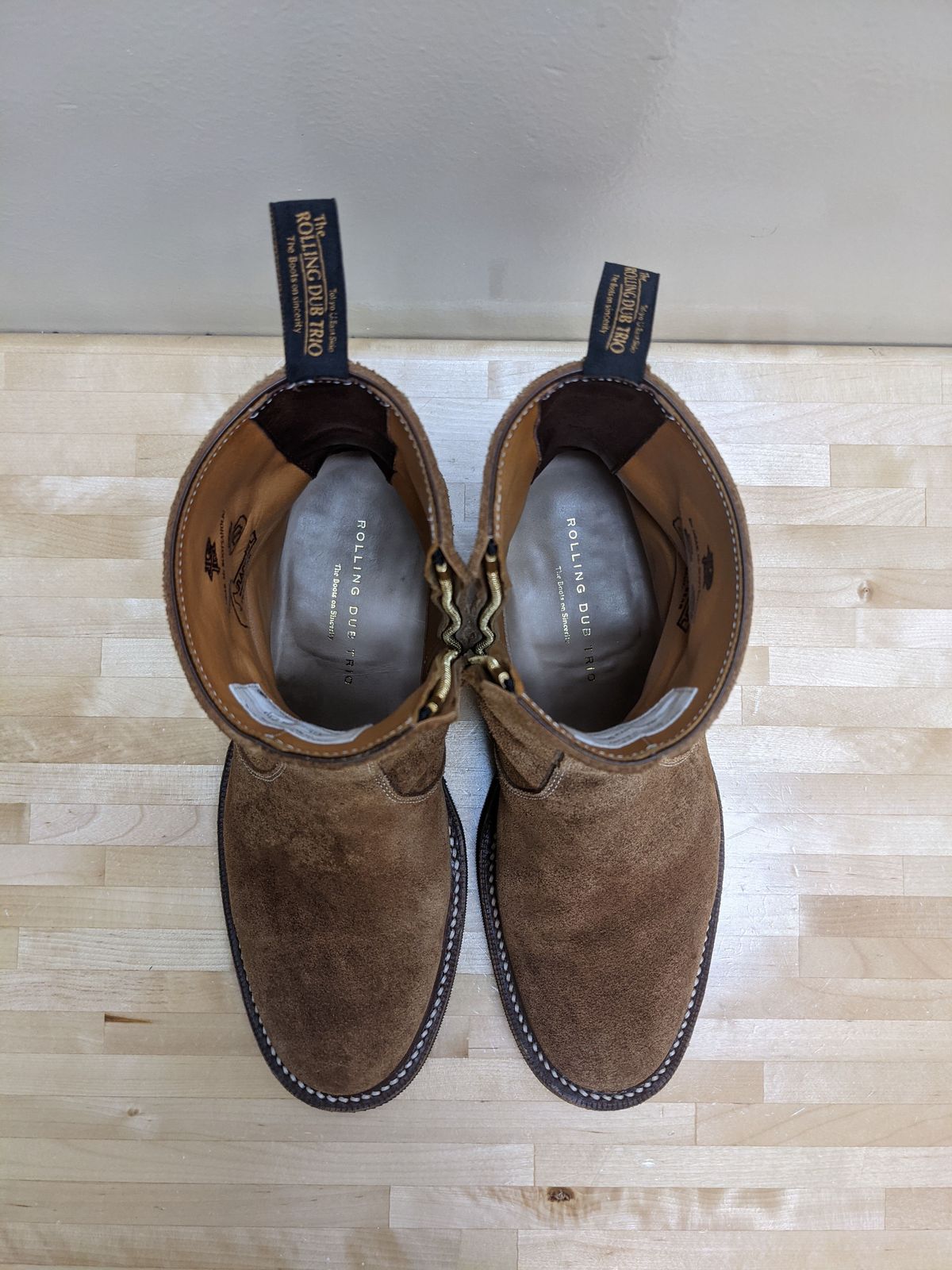Photo by patinathunderdome on November 2, 2021 of the Rolling Dub Trio Gleaners Zip in Horween Natural Chromexcel Roughout.